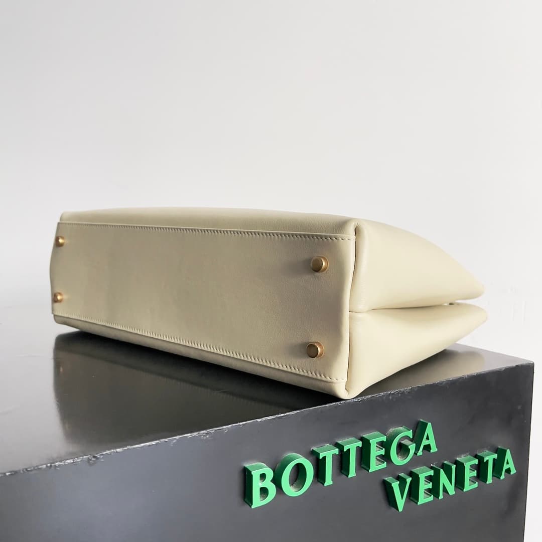 Bottega Veneta Andiamo tote bag in cream calfskin leather TOP