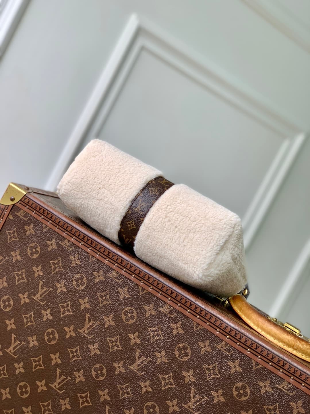 Louis Vuitton Pochette Mia shearling M26245 cream high