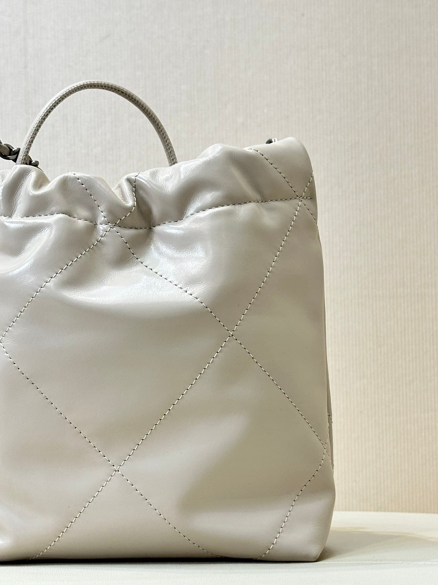 Chanel 22 MINI HANDBAG Shiny Calfskin White & Silver-Tone Metal AS3980 TOP