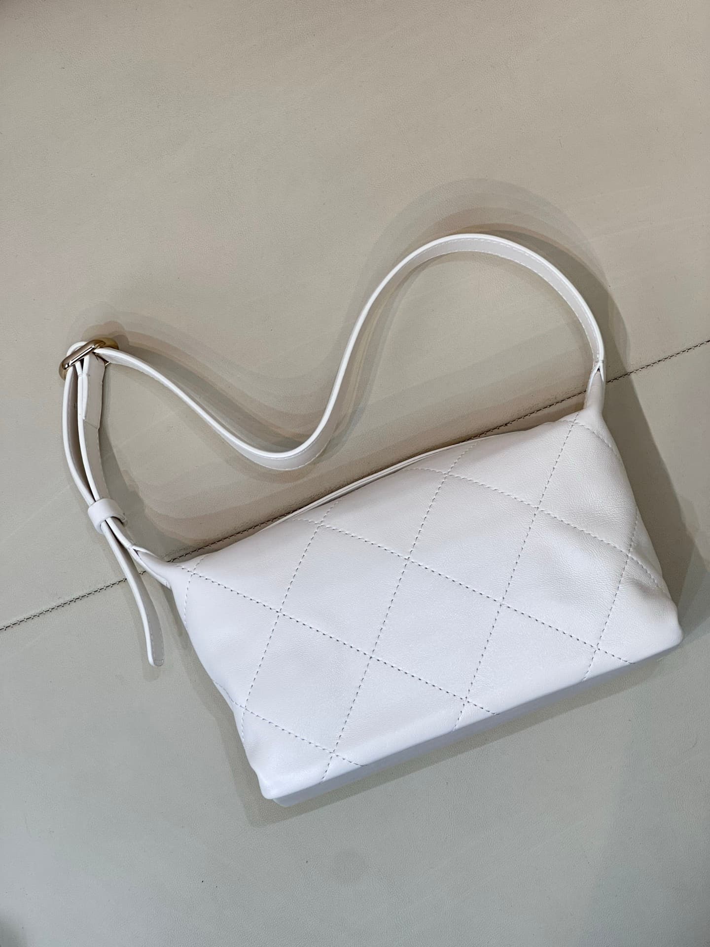 Chanel Hobo Bag Shiny Lambskin & Gold-Tone Metal AS6138 White TOP