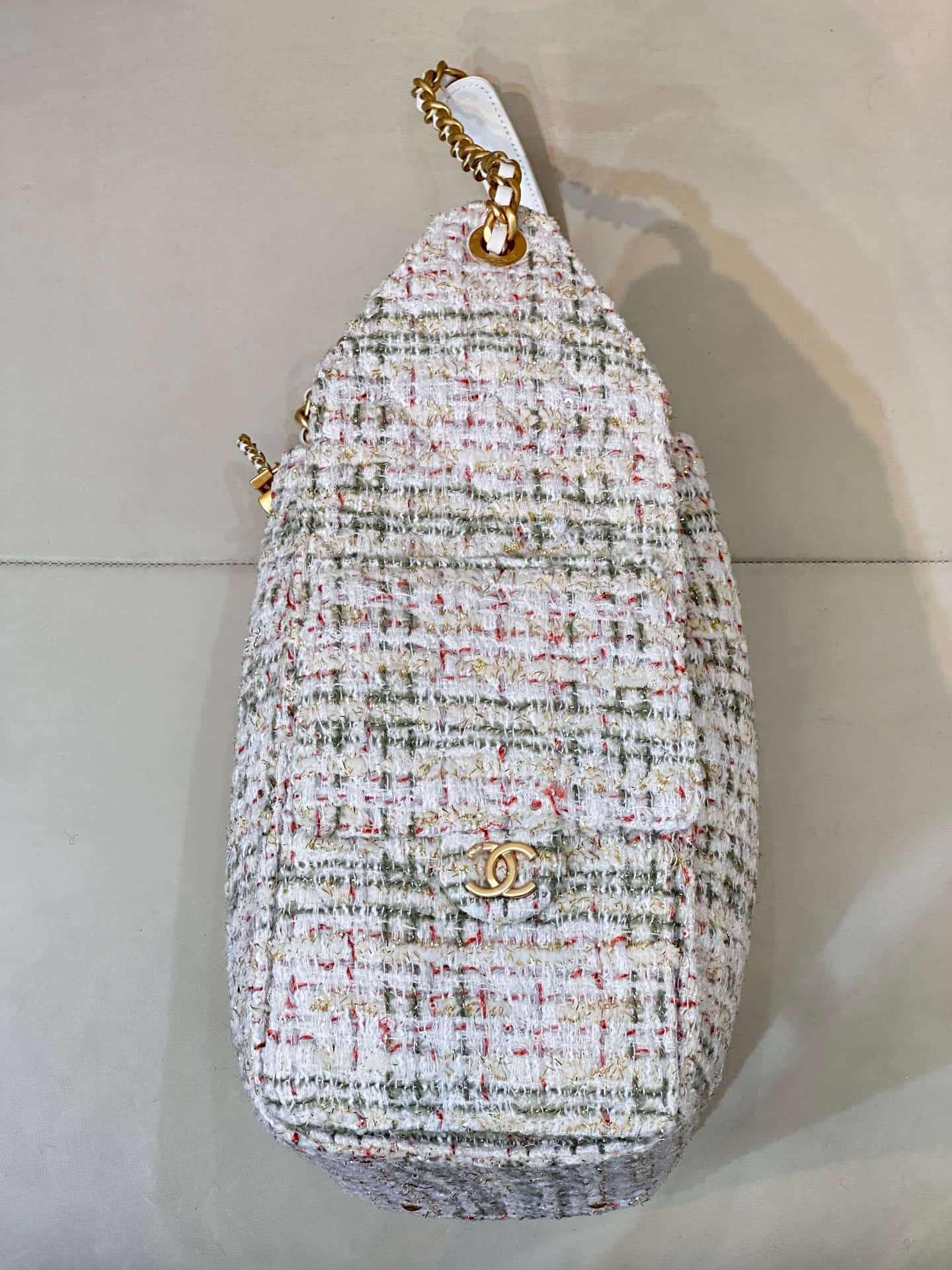 Chanel 25 Medium Hobo handbag AS5311 Wool Tweed & Gold-Tone Metal Ecru Khaki Gold & Red TOP