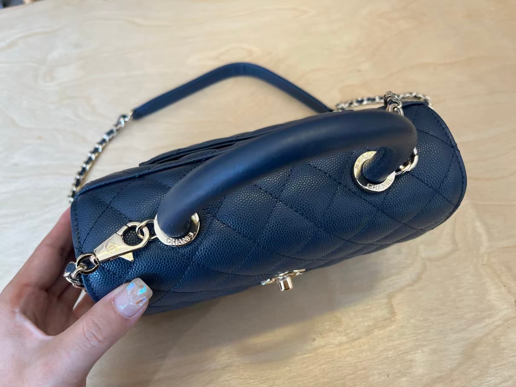 FLAP BAG WITH TOP HANDLE Grained Calfskin & Gold-Tone Metal A92990 Navy Binding A