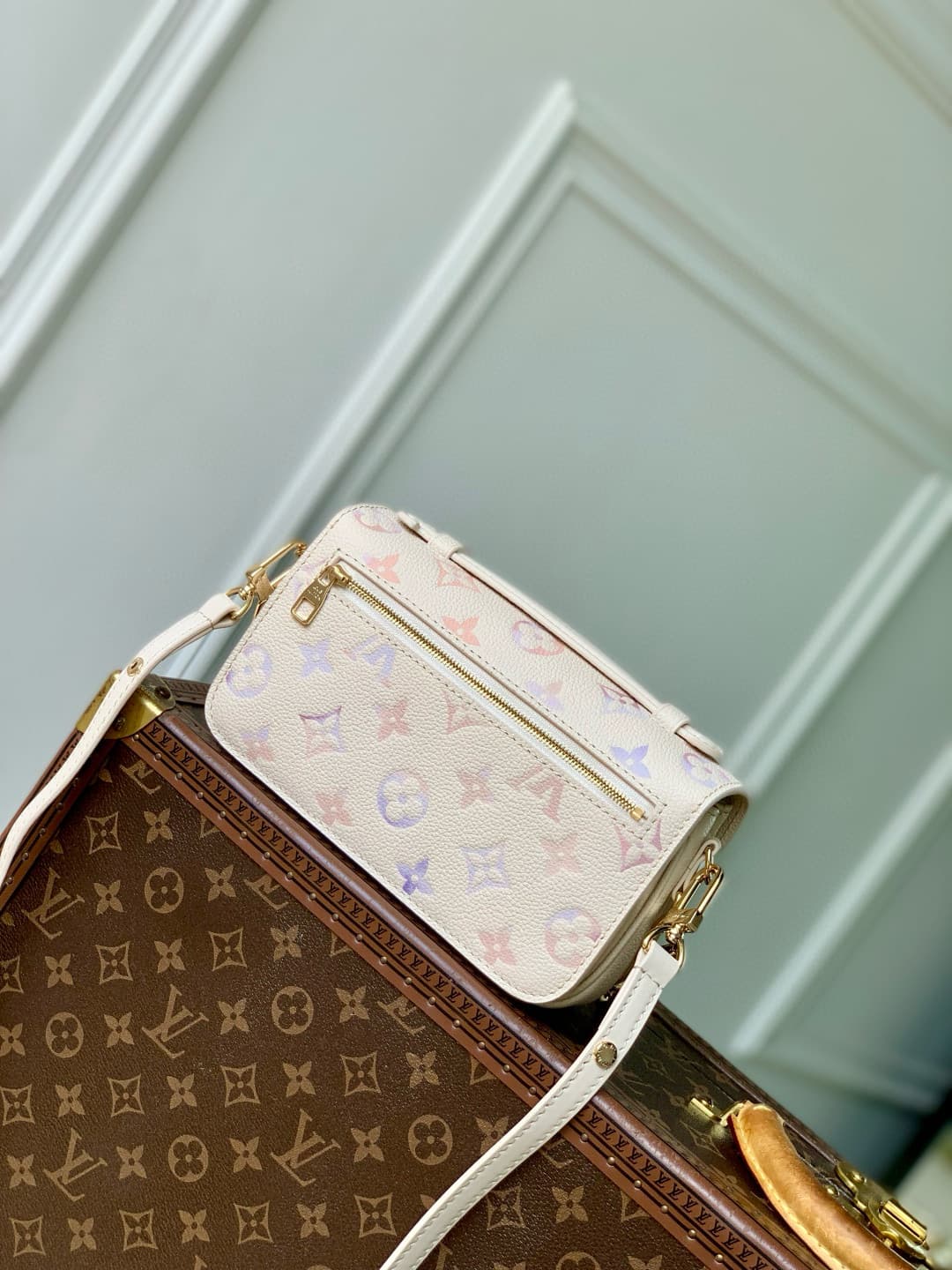 Louis Vuitton Pochette Métis East West Embossed grained cowhide leather M25682 Dream Cream High