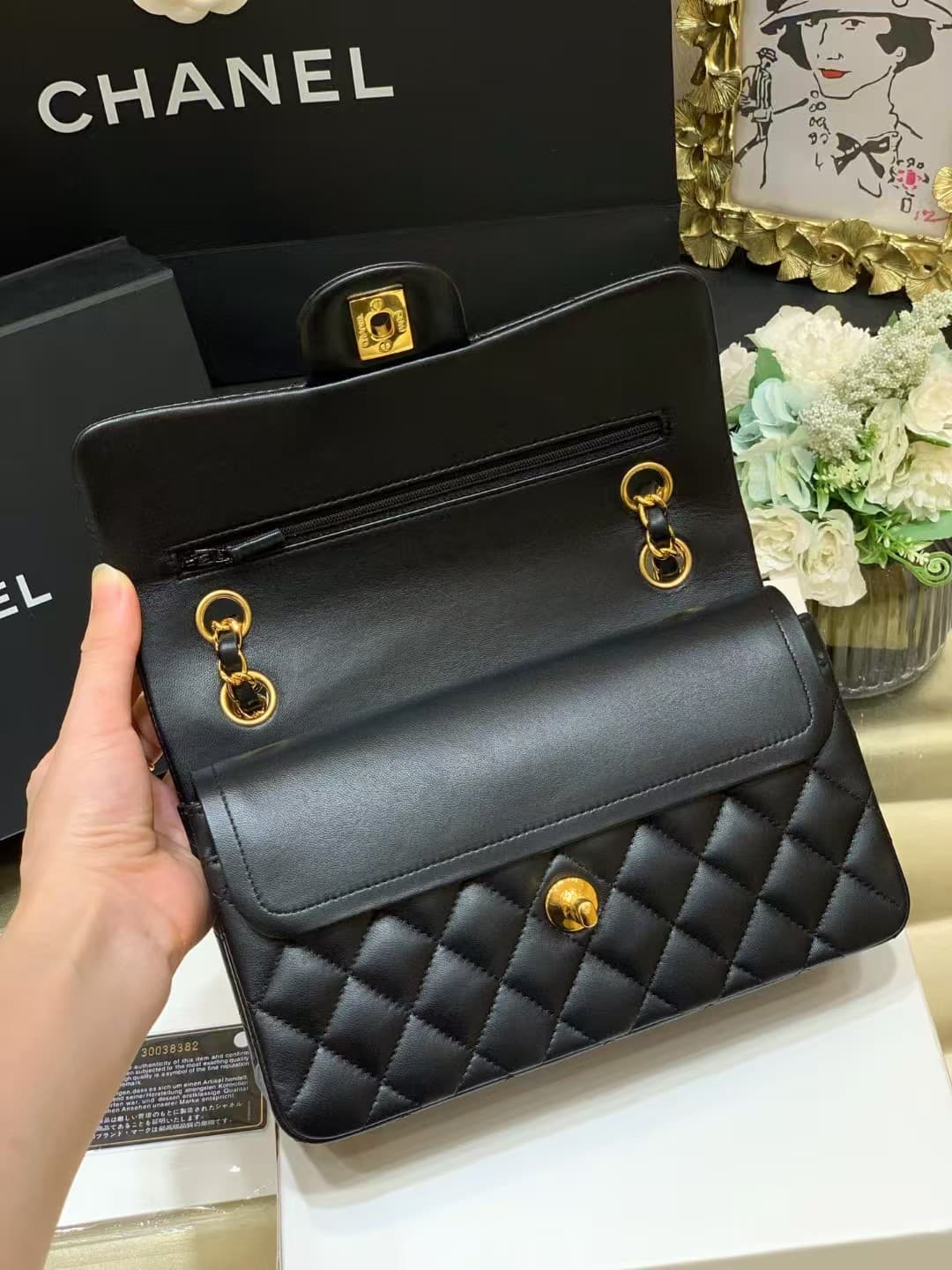 Chanel Medium CLASSIC HANDBAG Lambskin Black Gold Metal TOP