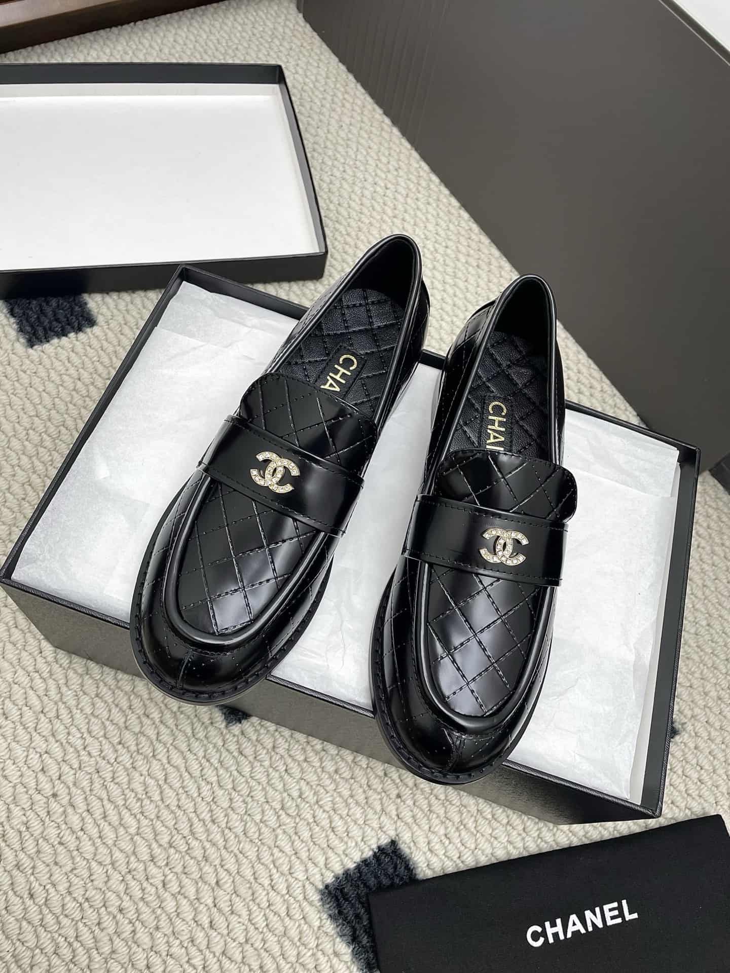 Chanel Interlocking CC Logo Leather Loafers shoes Women