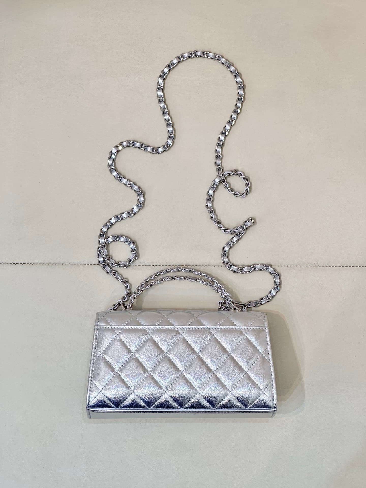 Chanel Clutch with chain Metallic Lambskin&Silver-Tone Metal Silver AP3238 TOP