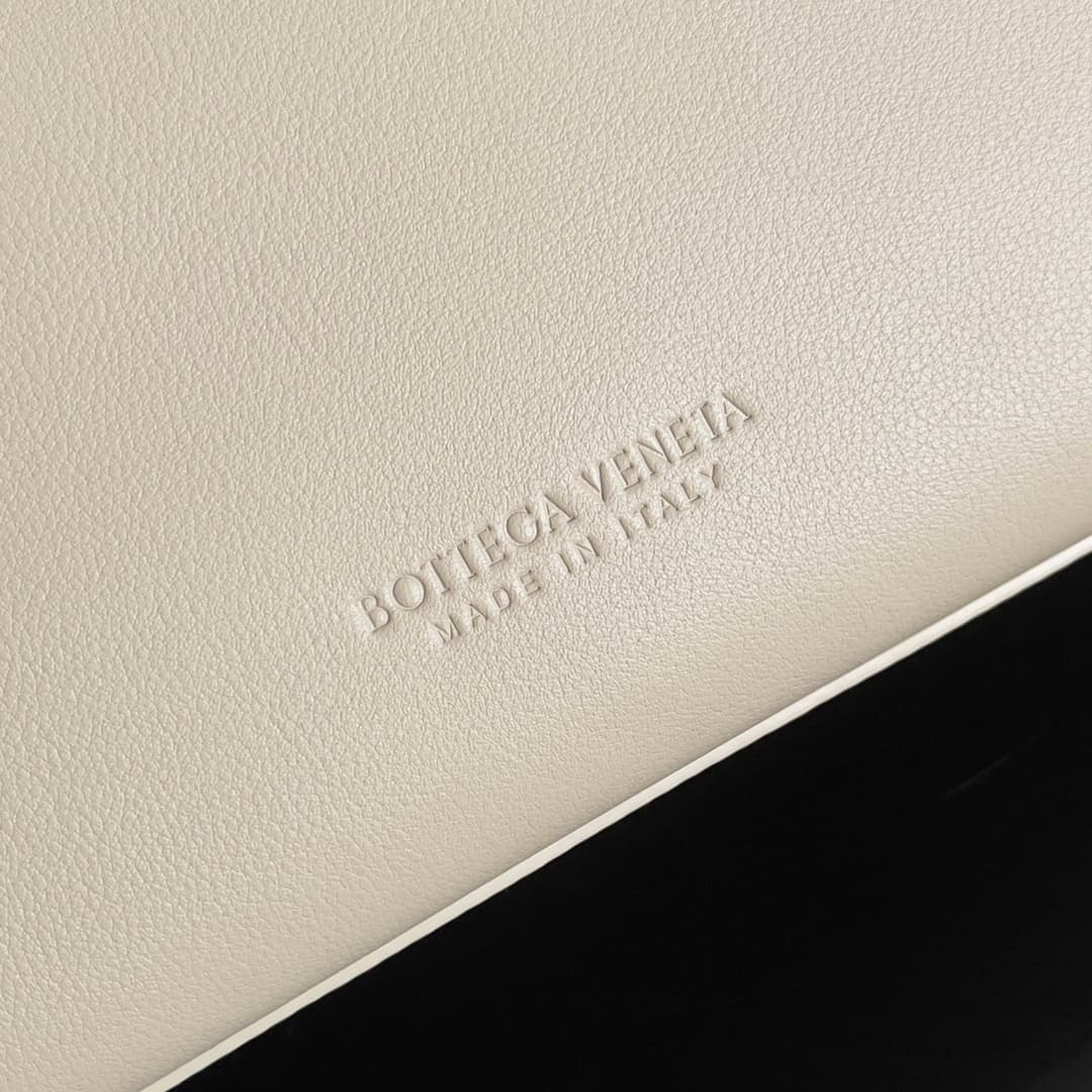 Bottega Veneta Andiamo tote bag in cream calfskin leather TOP