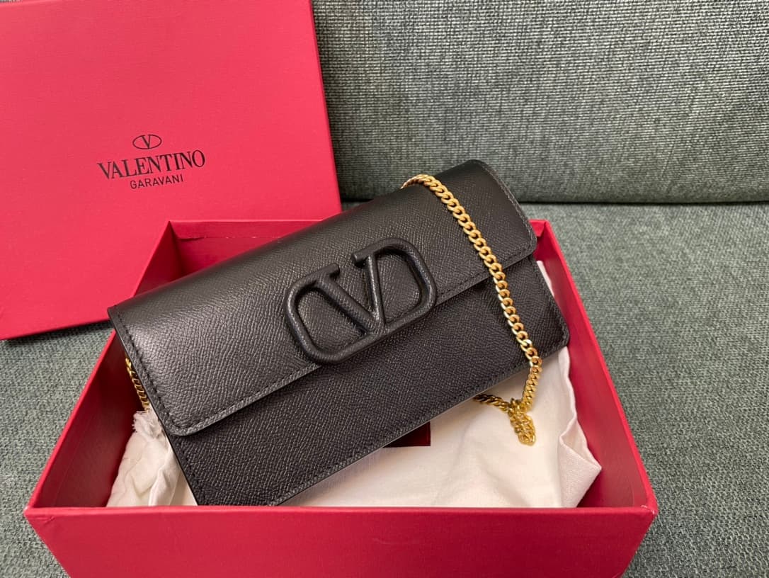 Valentino Garavani VLogo signature wallet on chain bag Grainy Calfskin Black High