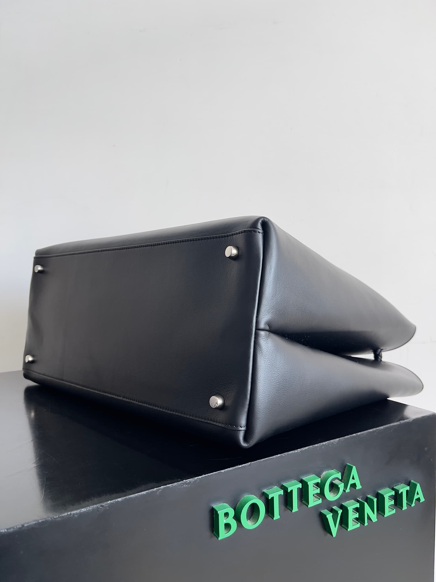 BV Andiamo Large tote bag in black calfskin leather TOP