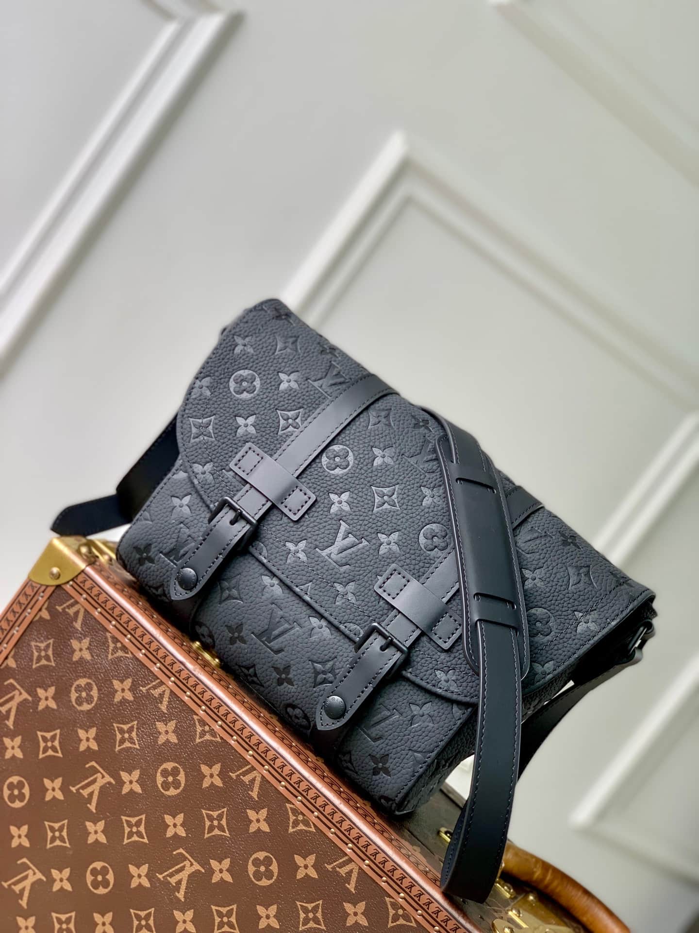 Louis Vuitton Christopher Messenger Taurillon Monogram cowhide leather M28324 High