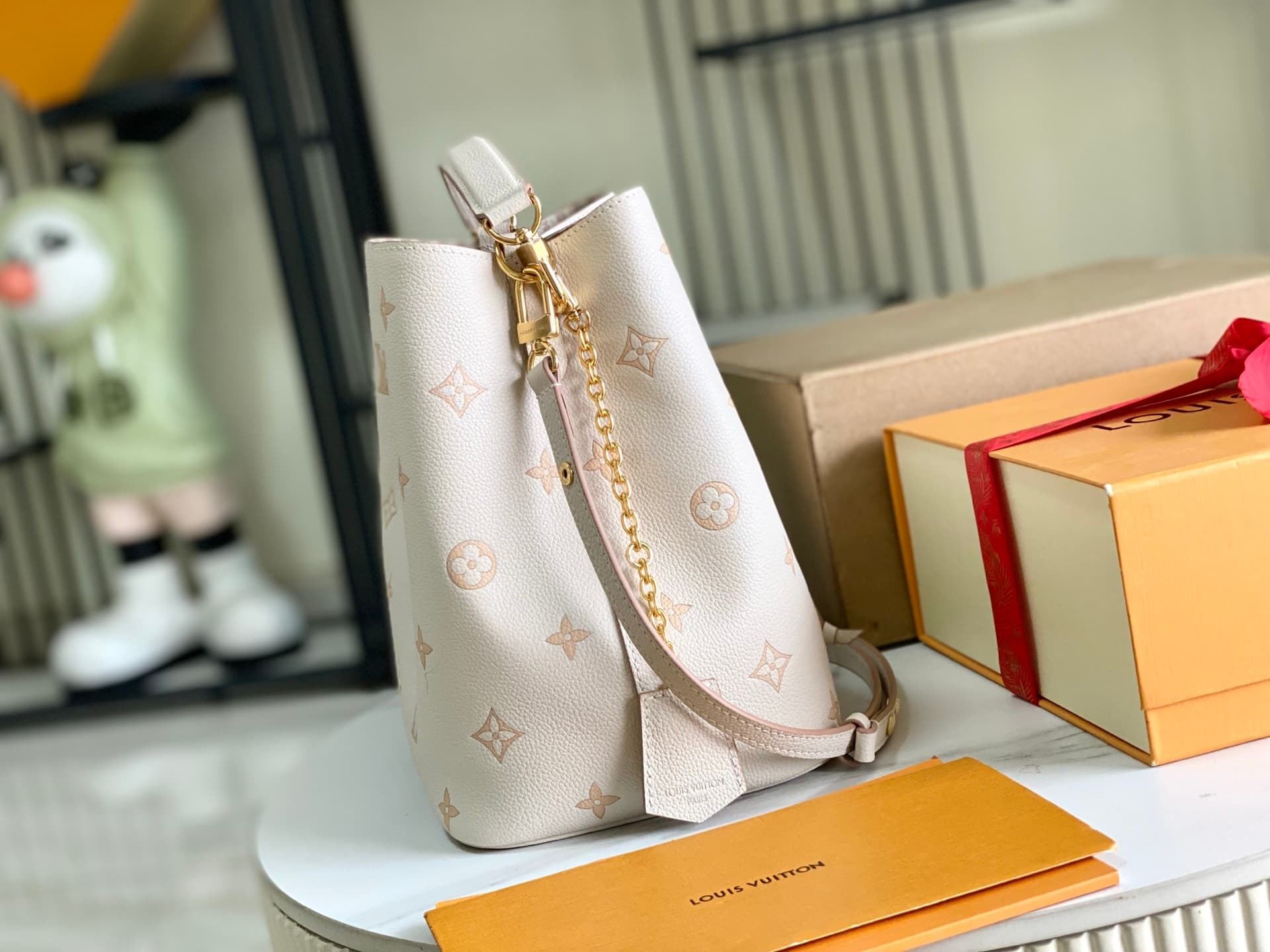 Louis Vuitton NéoNoé MM Eden Debossed grained cowhide leather M14401 TOP