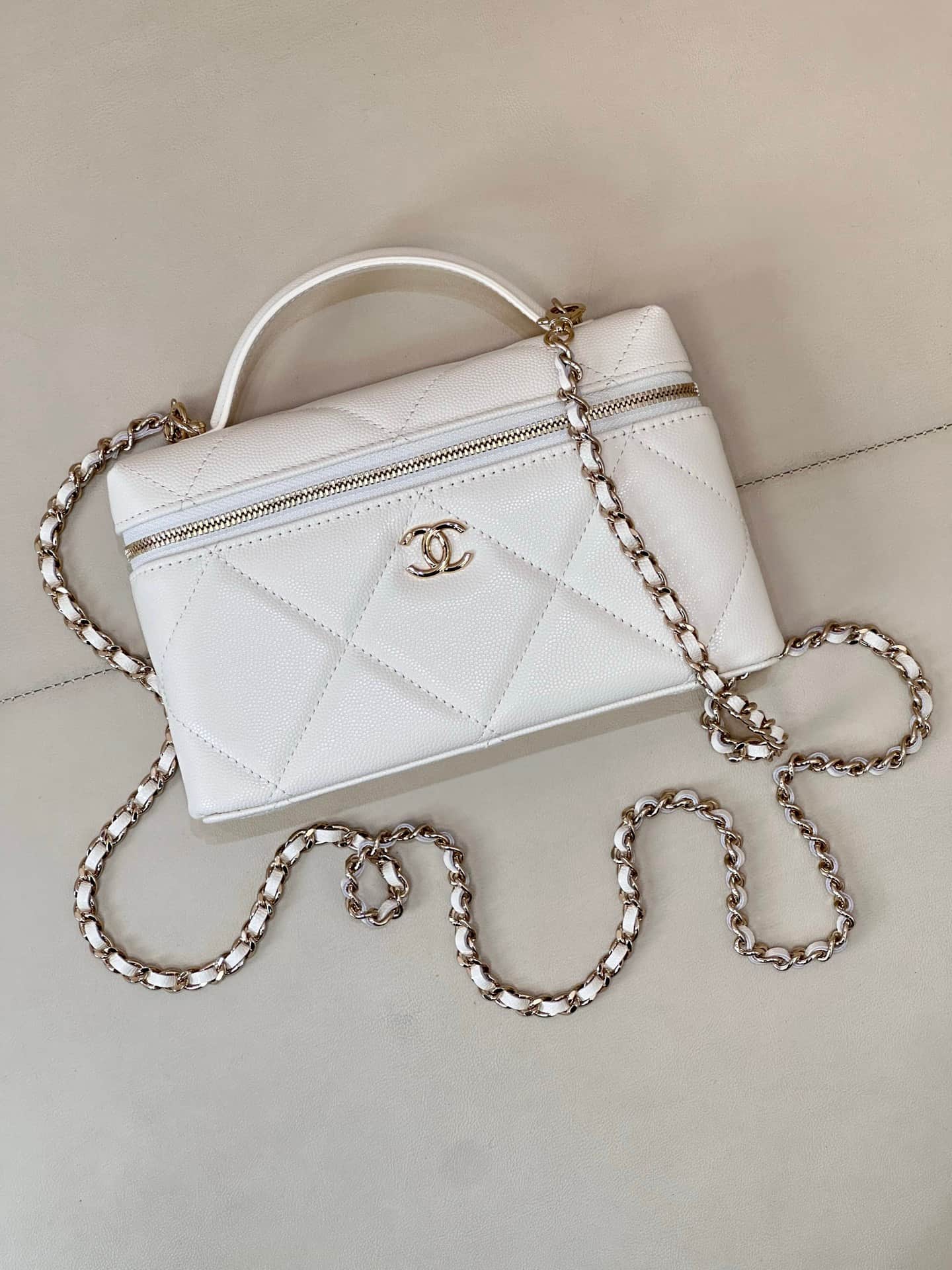 Chanel Vanity with Chain Grained Shiny Calfskin & Gold-Tone Metal White AP4936 TOP