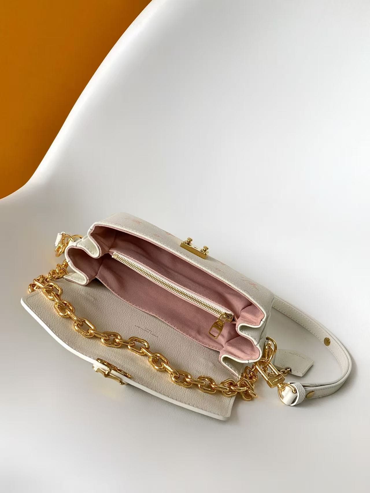 Louis Vuitton Pochette Métis East West Milky White/Peach Cowhide leather M27575 High