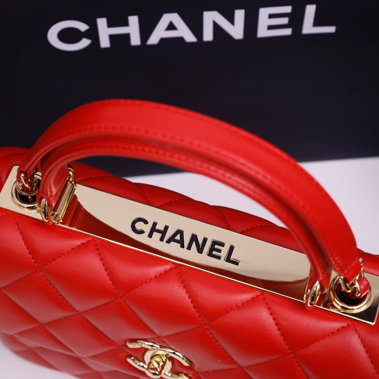 SMALL FLAP BAG WITH TOP HANDLE Lambskin Gold Metal Red A