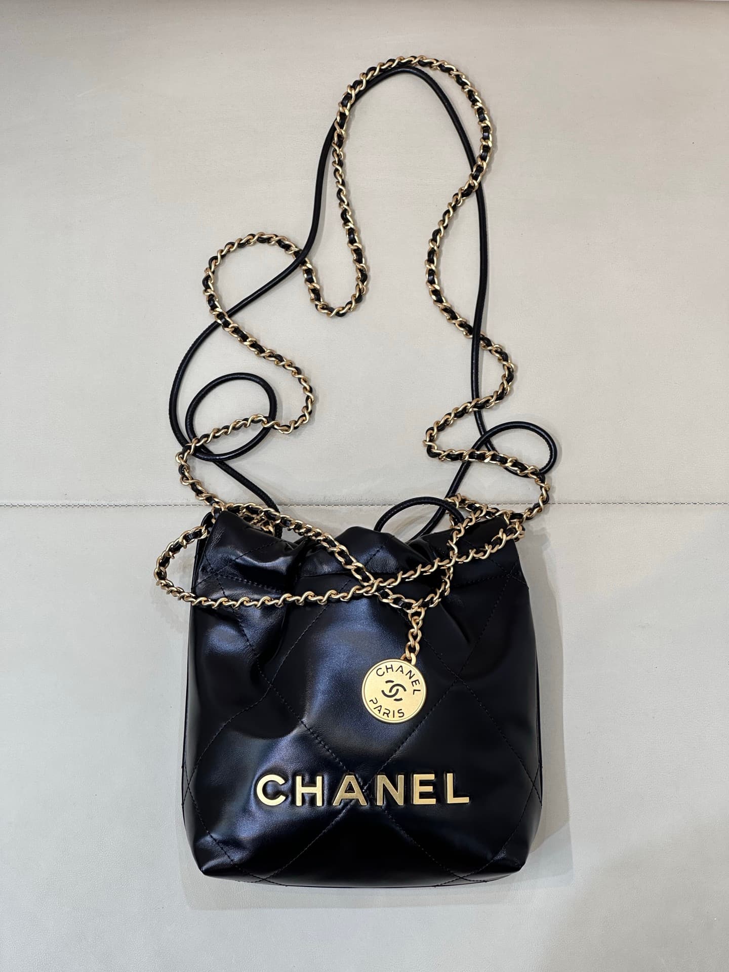 Chanel 22 MINI HANDBAG Shiny Calfskin Black & Gold-Tone Metal AS3980 TOP