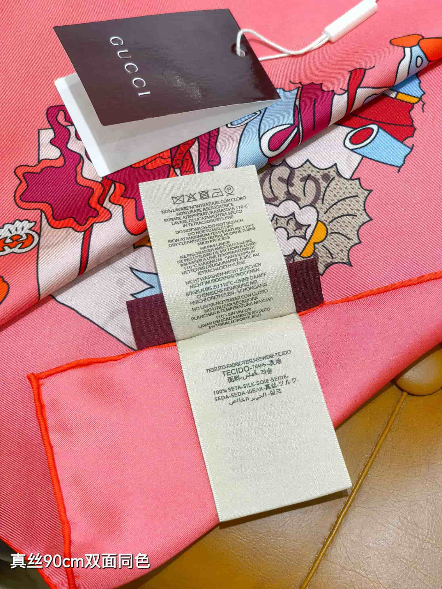 Gucci Printed silk carré in pink