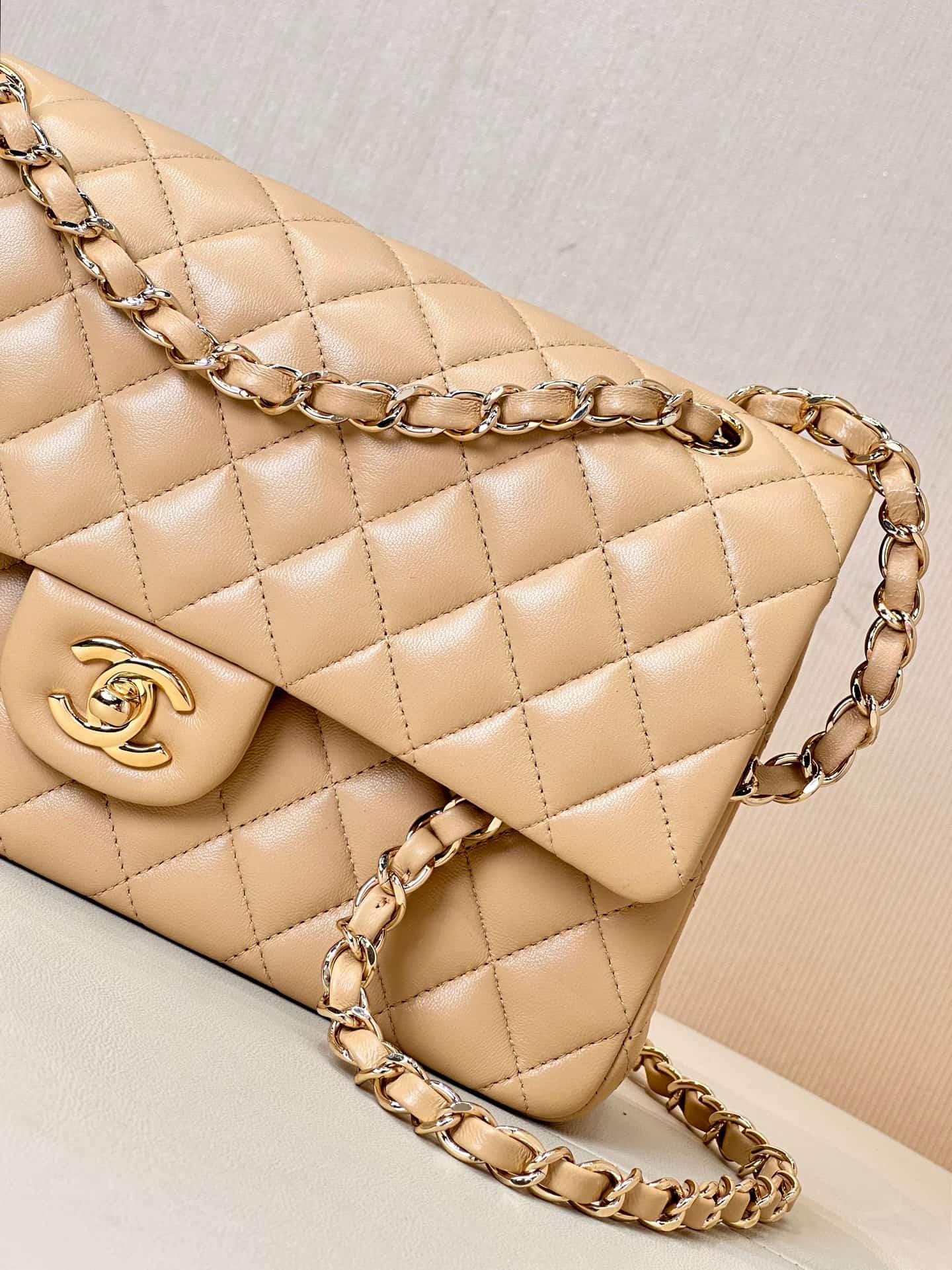 Chanel Medium CLASSIC HANDBAG Lambskin Gold-Tone Metal Nude TOP