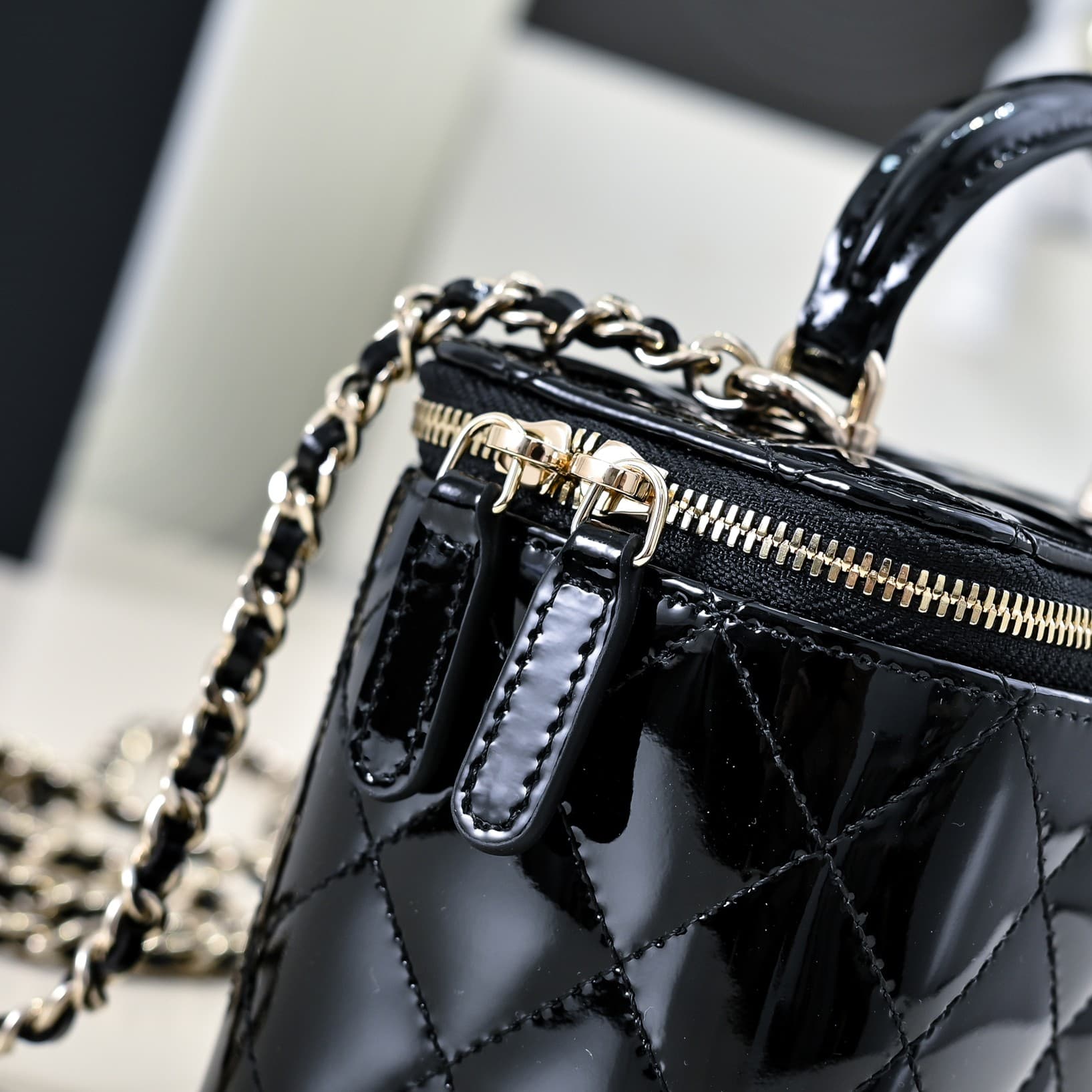 Chanel VANITY WITH CHAIN AP2199 Patent Calfskin Gold-Tone Metal High