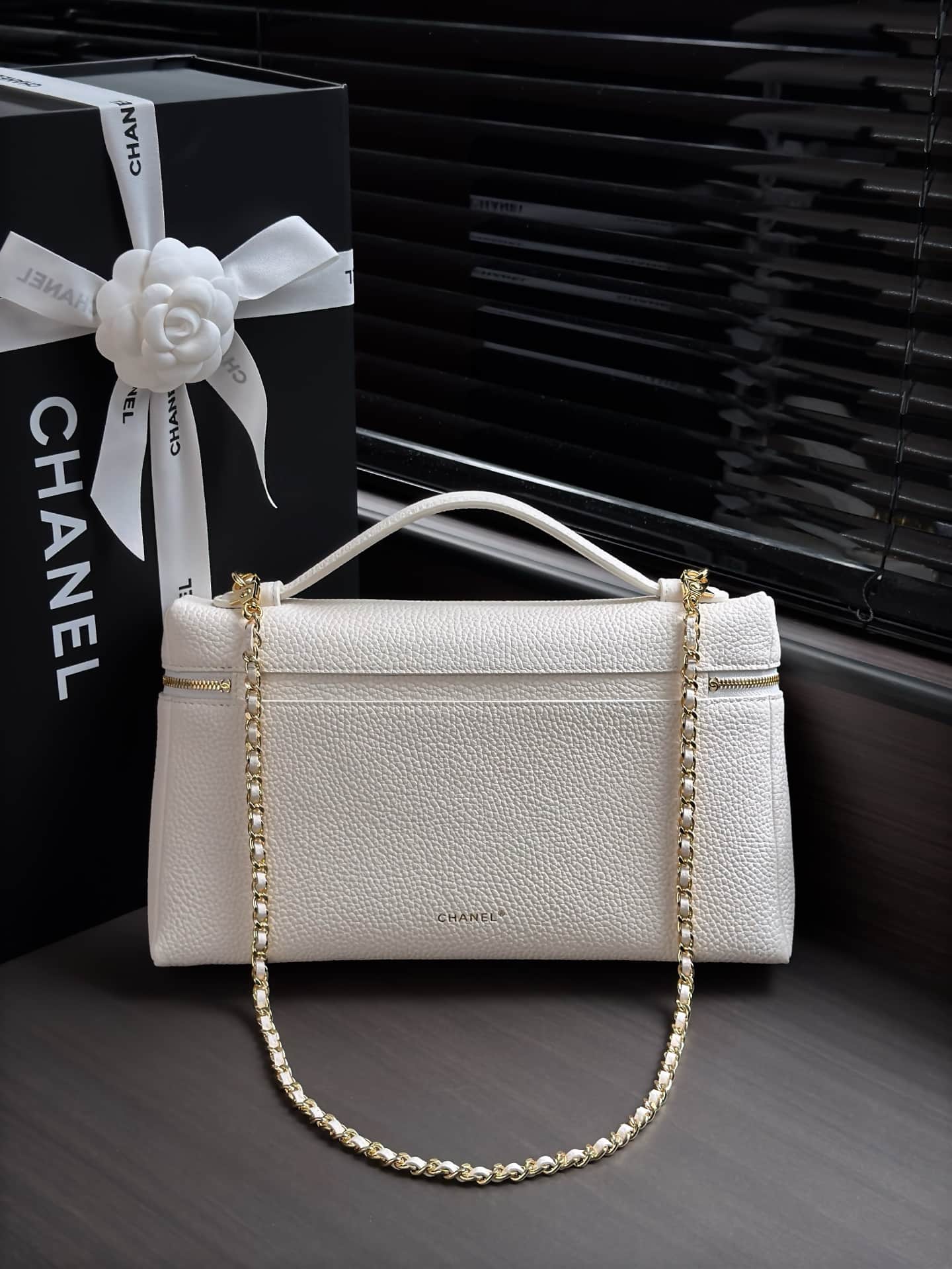 Chanel Vanity with chain Grained Calfskin & Gold-Tone Metal White AS6473 A