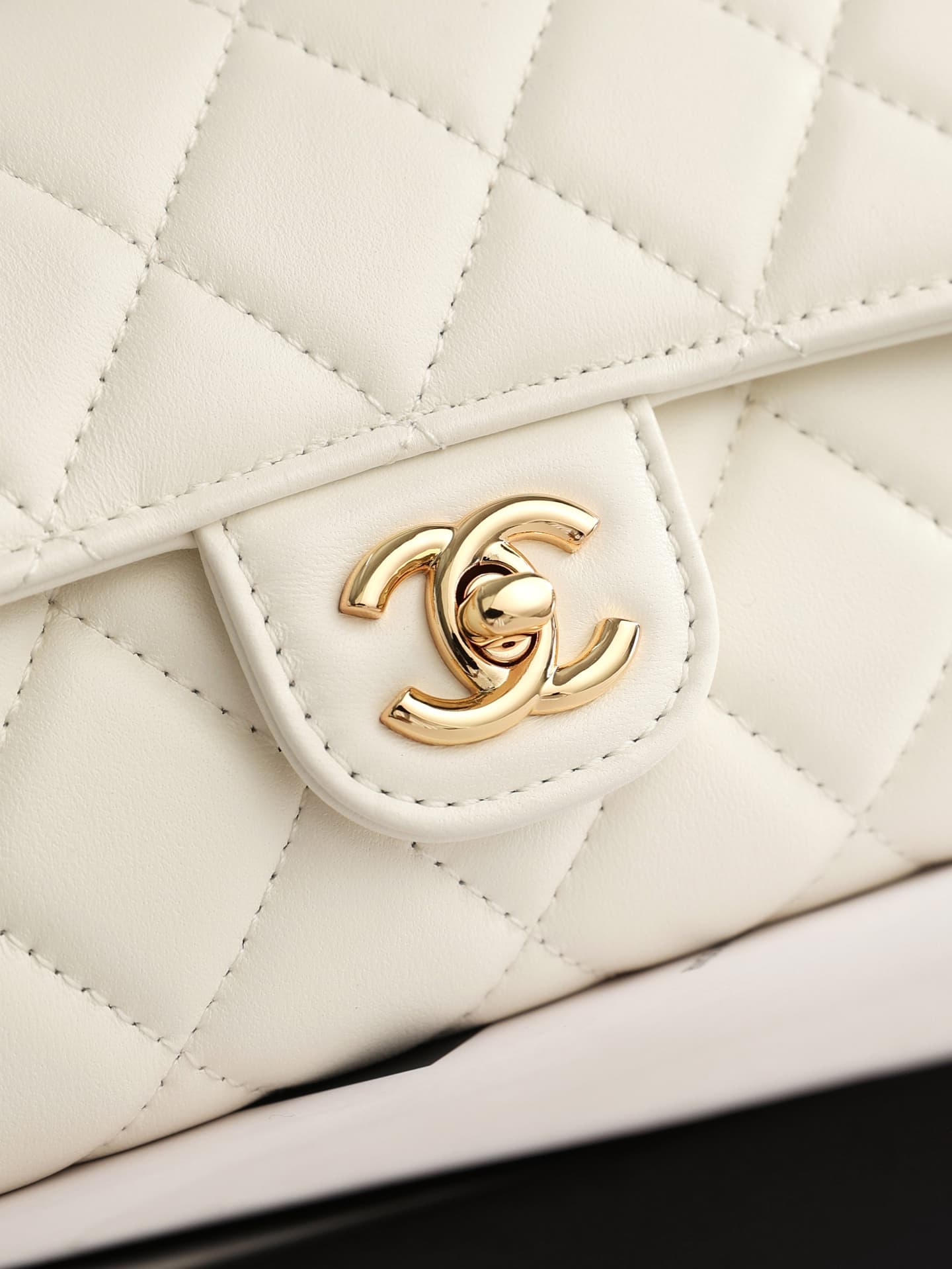 Chanel Clutch with chain Lambskin Calfskin & Gold-Tone Metal White AP5280 A