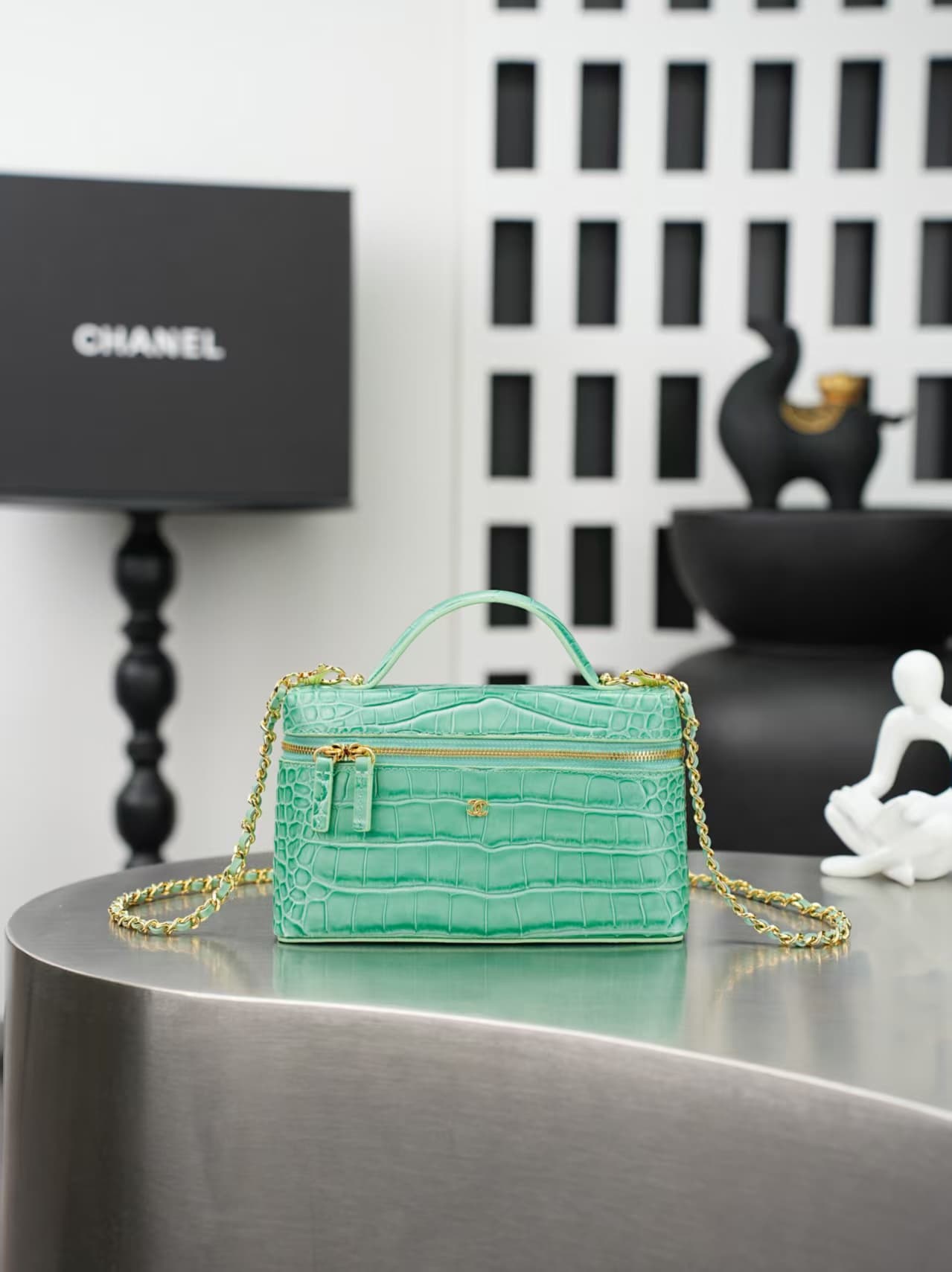 Chanel Small Vanity with chain crocodile-embossed calfskin& Gold-Tone Metal Green AS5346 A