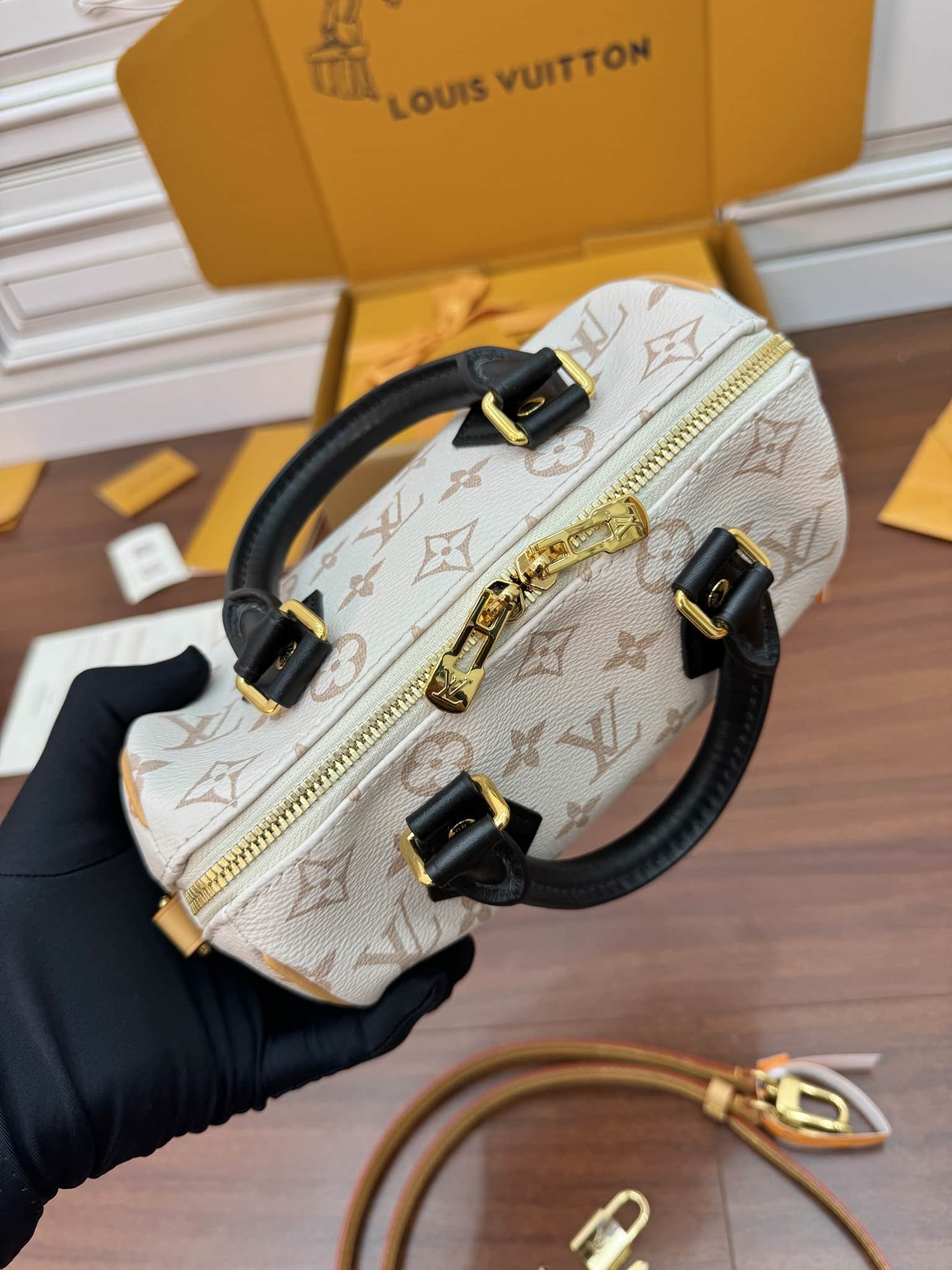 Louis Vuitton Speedy Bandoulière 20 Monogram coated canvas M46906 Top