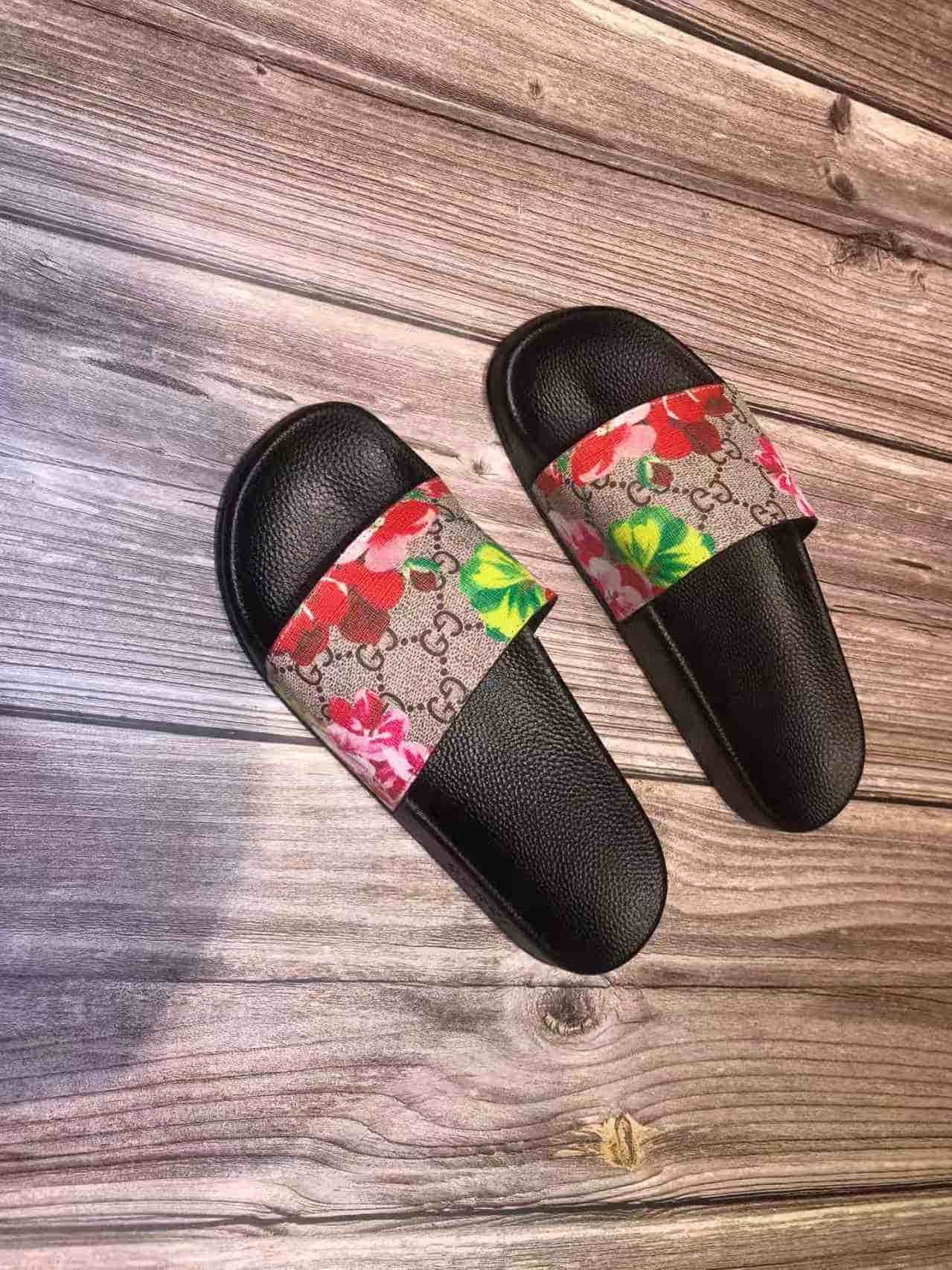 Gucci GG Supreme canvas slides