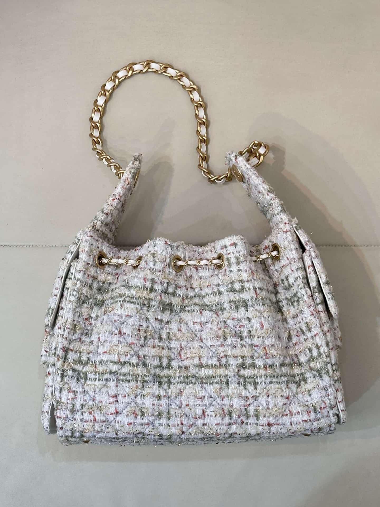 Chanel 25 Small Hobo handbag AS5293 Wool Tweed & Gold-Tone Metal Ecru Khaki Gold & Red TOP