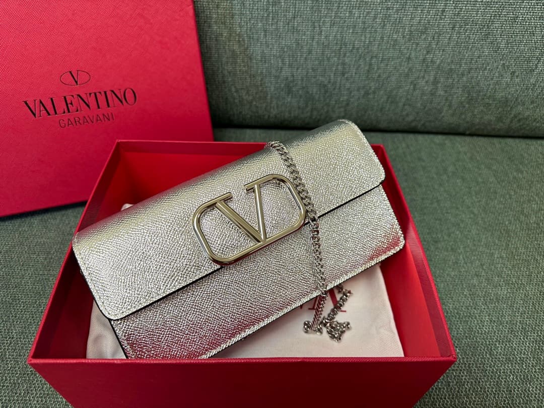 Valentino Garavani VLogo signature wallet on chain bag Grainy Calfskin Silver High