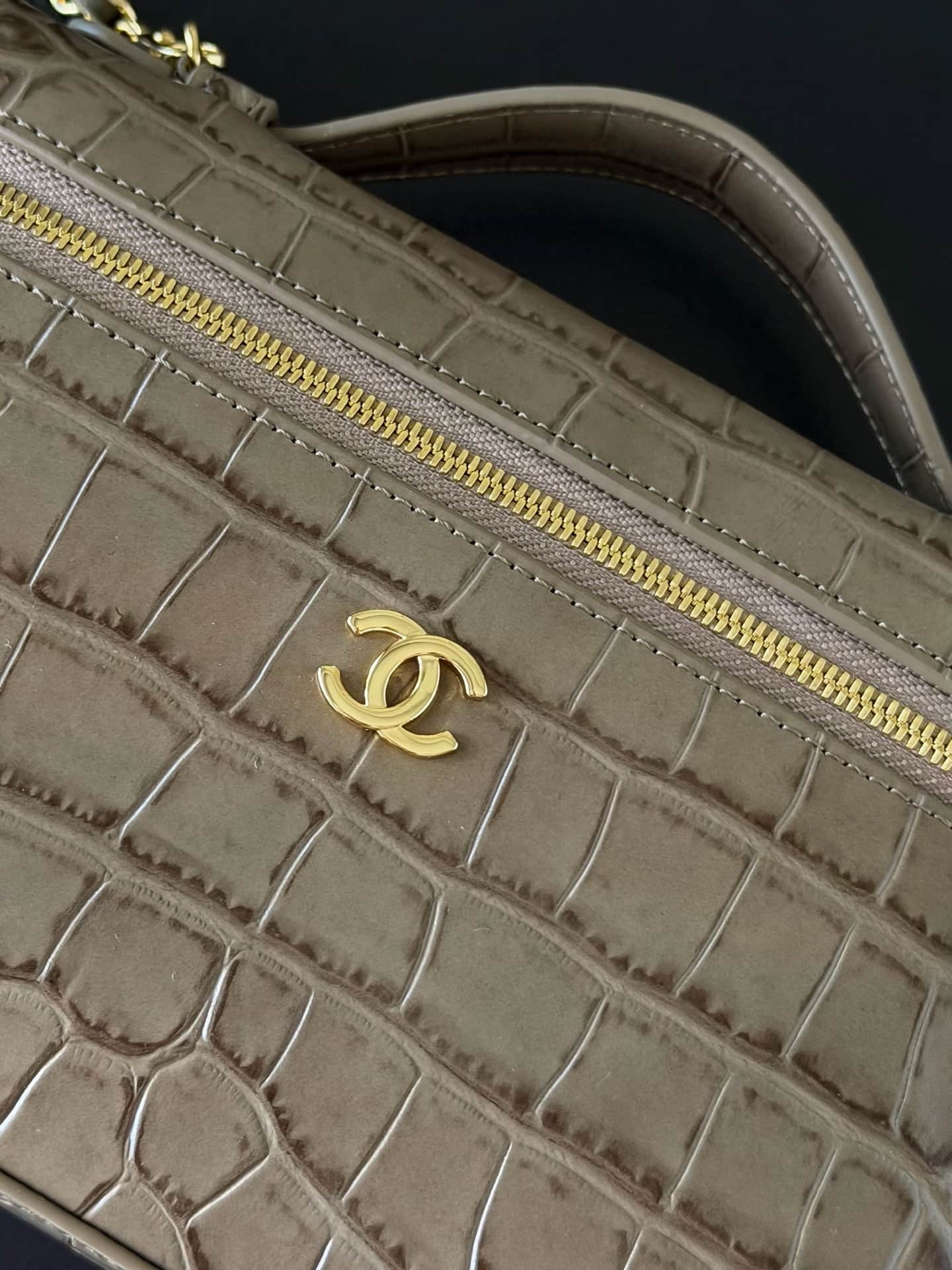Chanel Large Vanity with chain Crocodile Embossed Calfskin & Gold-Tone Metal Dark Khaki  AS5347 A