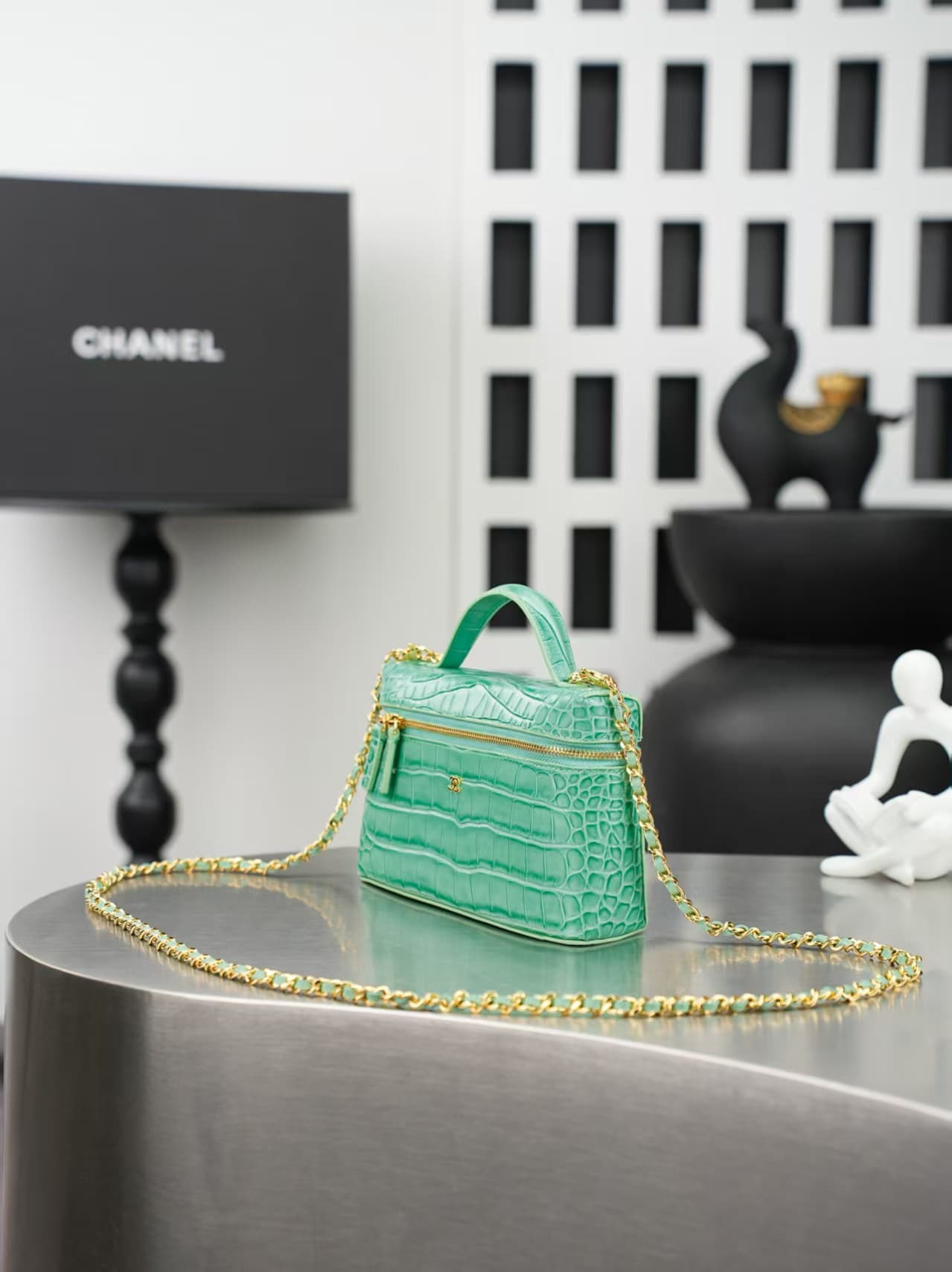 Chanel Small Vanity with chain crocodile-embossed calfskin& Gold-Tone Metal Green AS5346 A