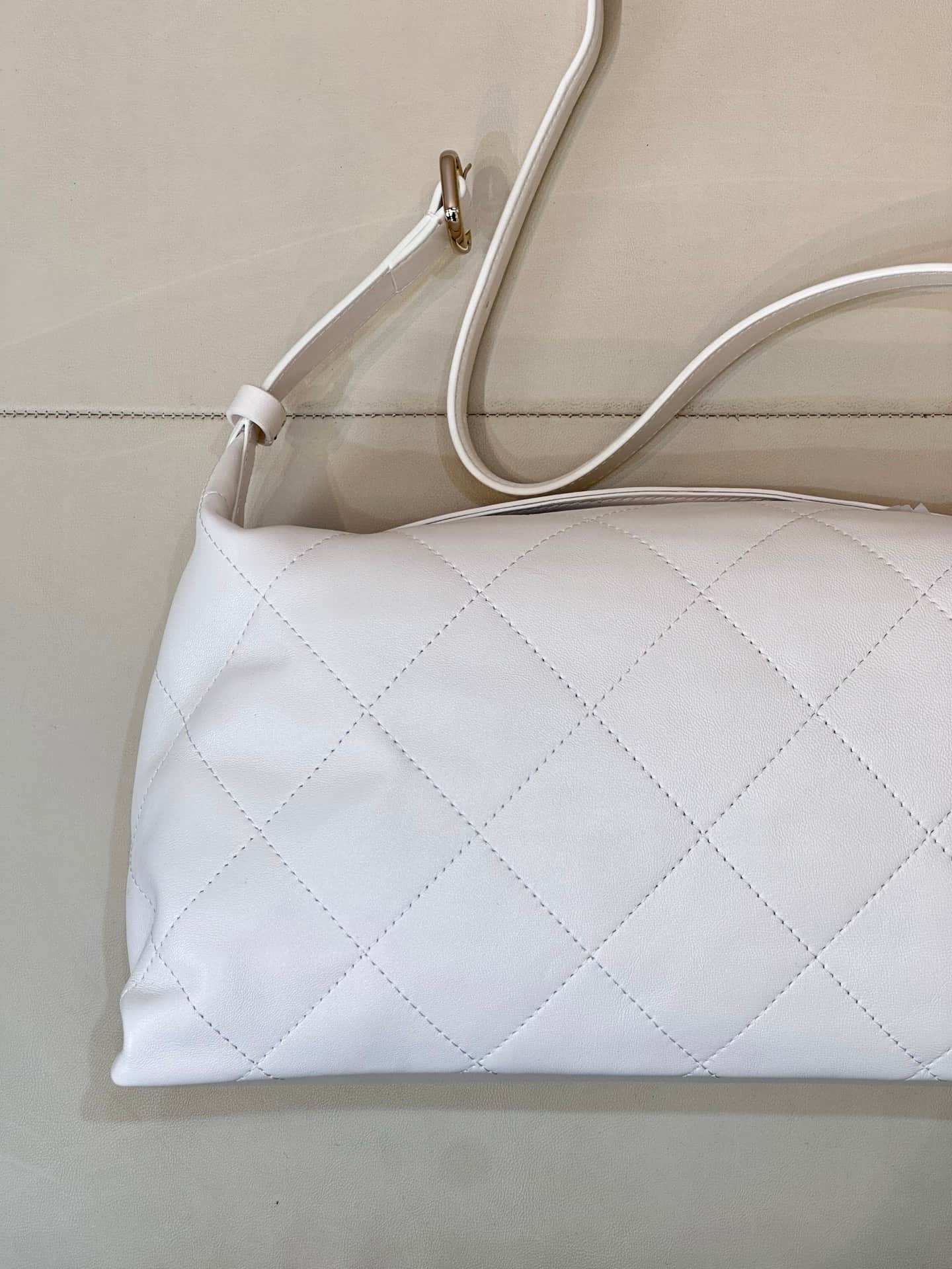 Chanel Maxi Hobo Bag Shiny Lambskin & Gold-Tone Metal AS6139 White TOP
