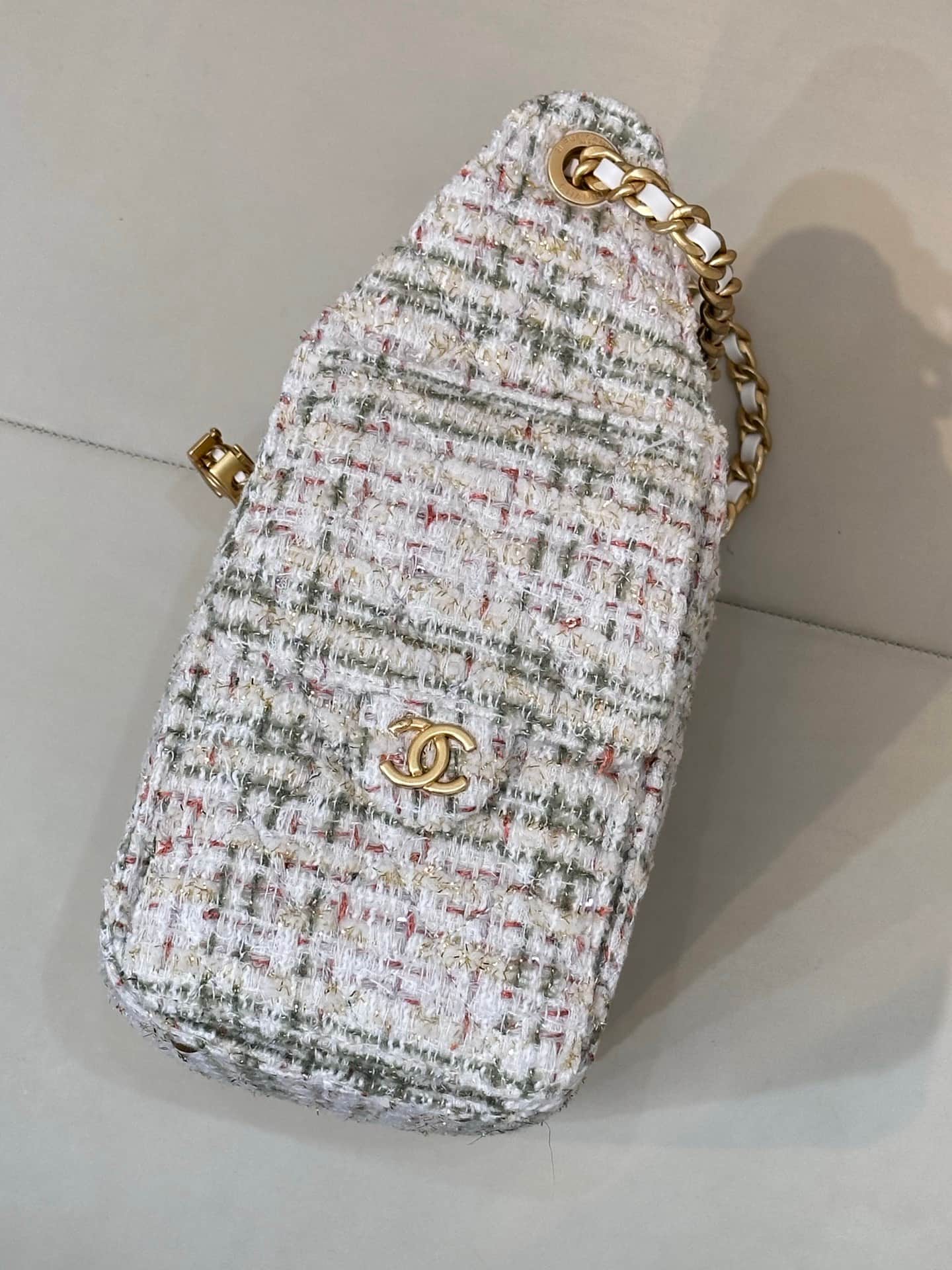 Chanel 25 Small Hobo handbag AS5293 Wool Tweed & Gold-Tone Metal Ecru Khaki Gold & Red TOP