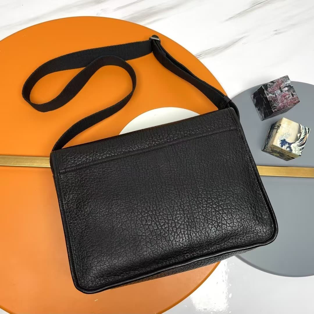 NIKI MESSENGER IN GRAINED LEATHER Black High