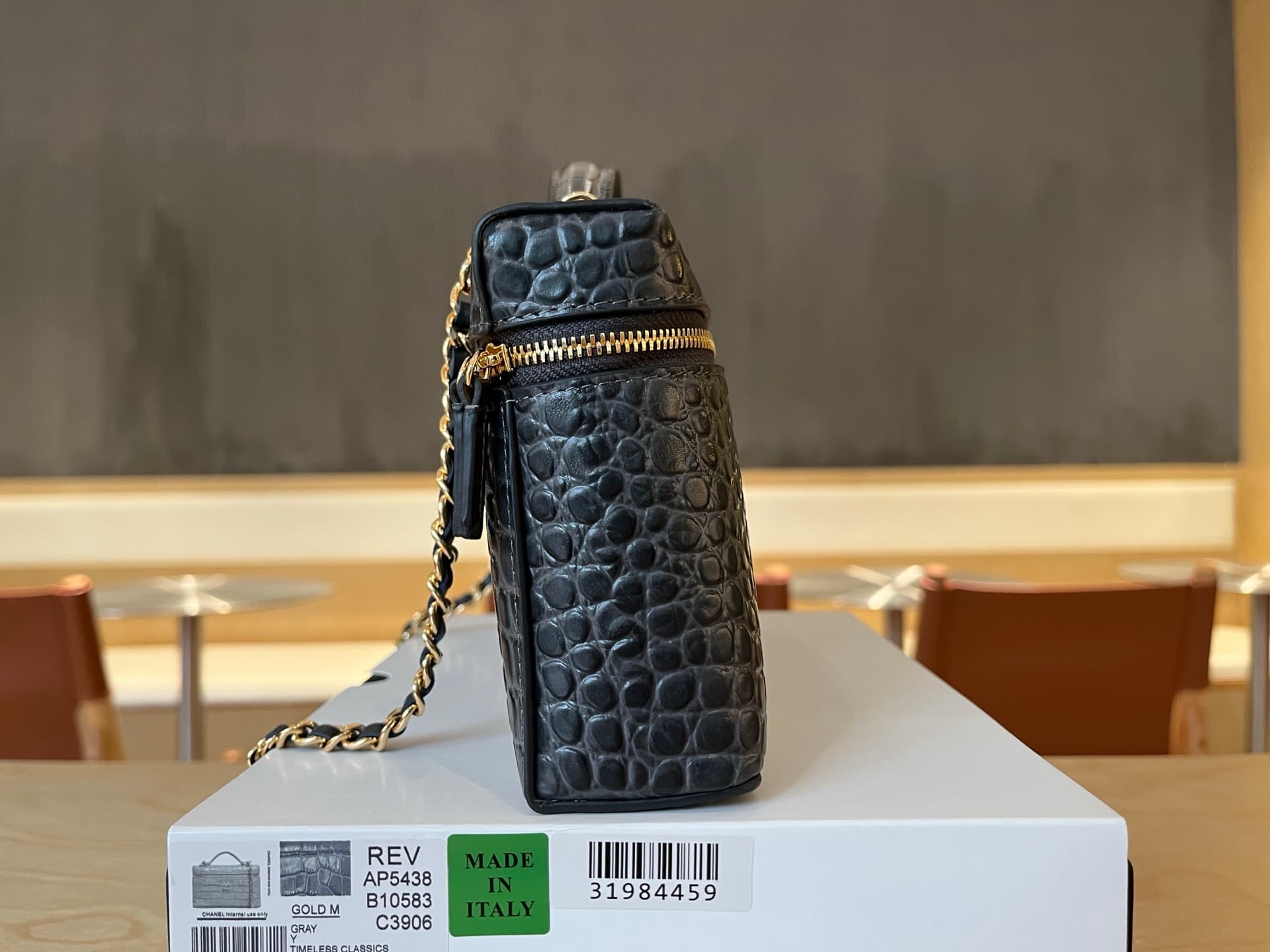 Chanel Vanity with Chain Crocodile-embossed leather& Gold-Tone Metal Black AP5438 A
