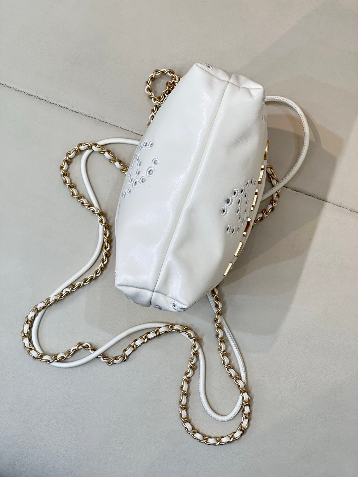 Chanel 22 MINI HANDBAG Shiny Calfskin White & Gold-Tone Metal AS3980 TOP