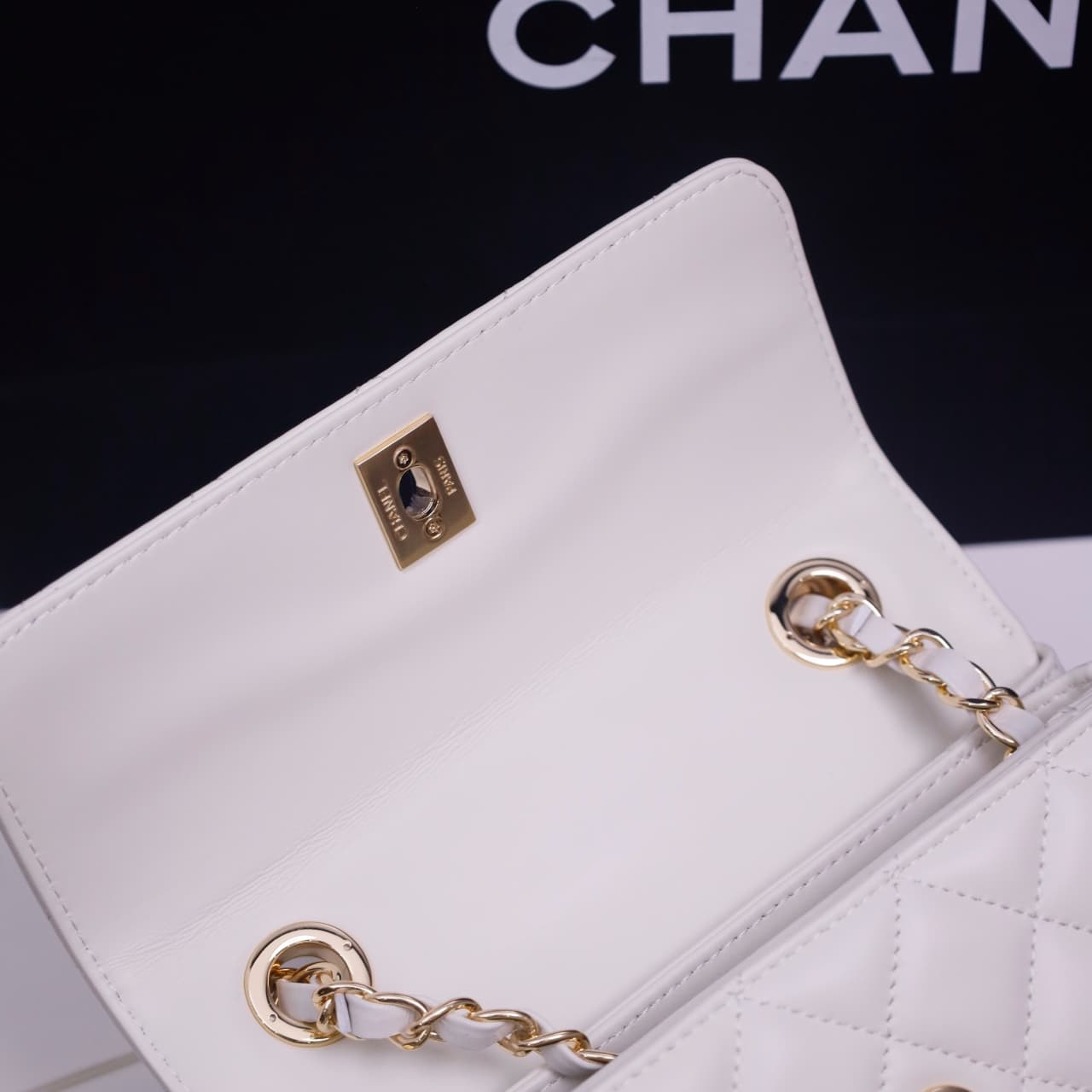 Chanel MINI FLAP BAG WITH TOP HANDLE AS4654 Lambskin &Gold-Tone Metal White A