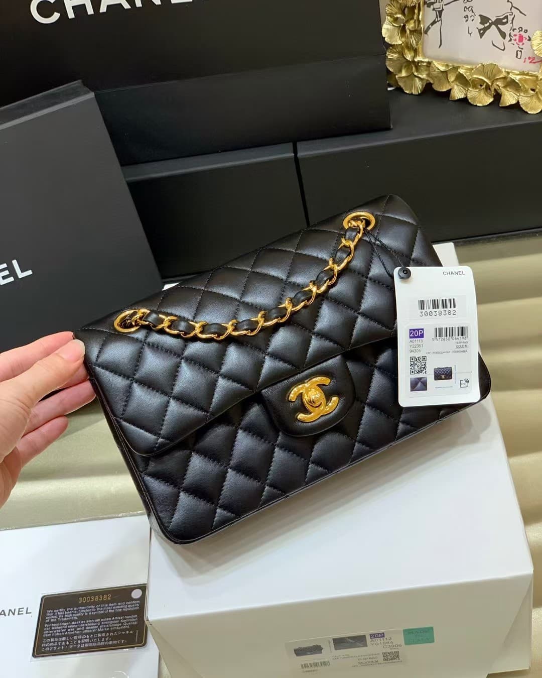 Chanel Medium CLASSIC HANDBAG Lambskin Black Gold Metal TOP