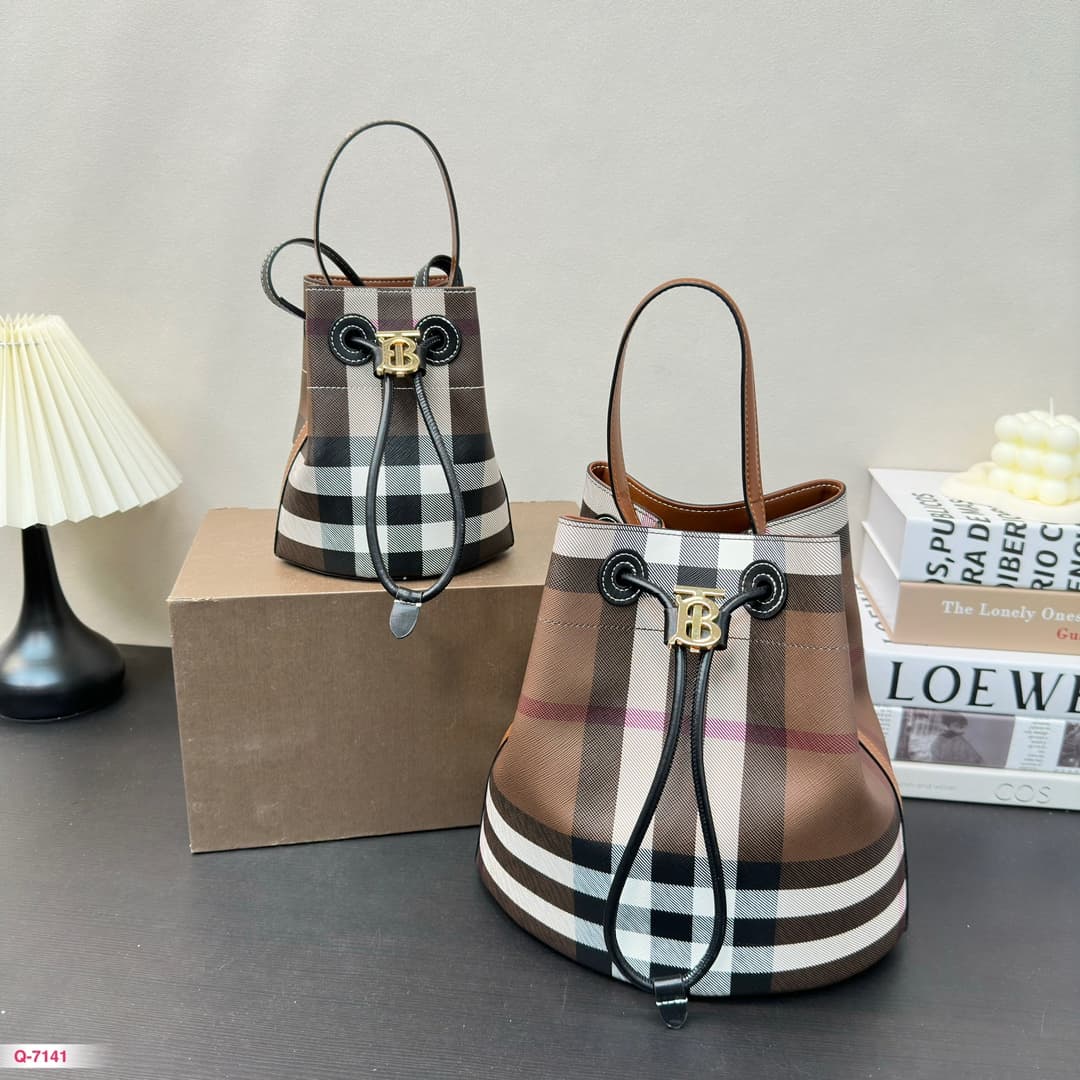 Burberry TB Bucket Bag in Dark birch brown