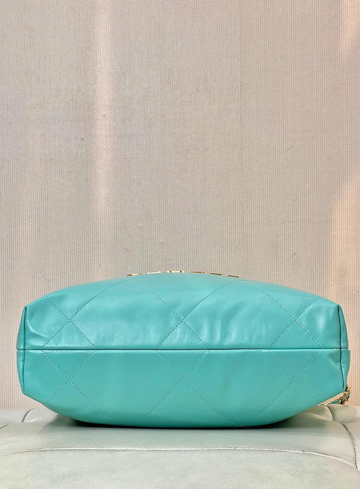 Chanel 22 Small handbag Shiny calfskin & Gold-tone metal AS3260 Deep Green TOP
