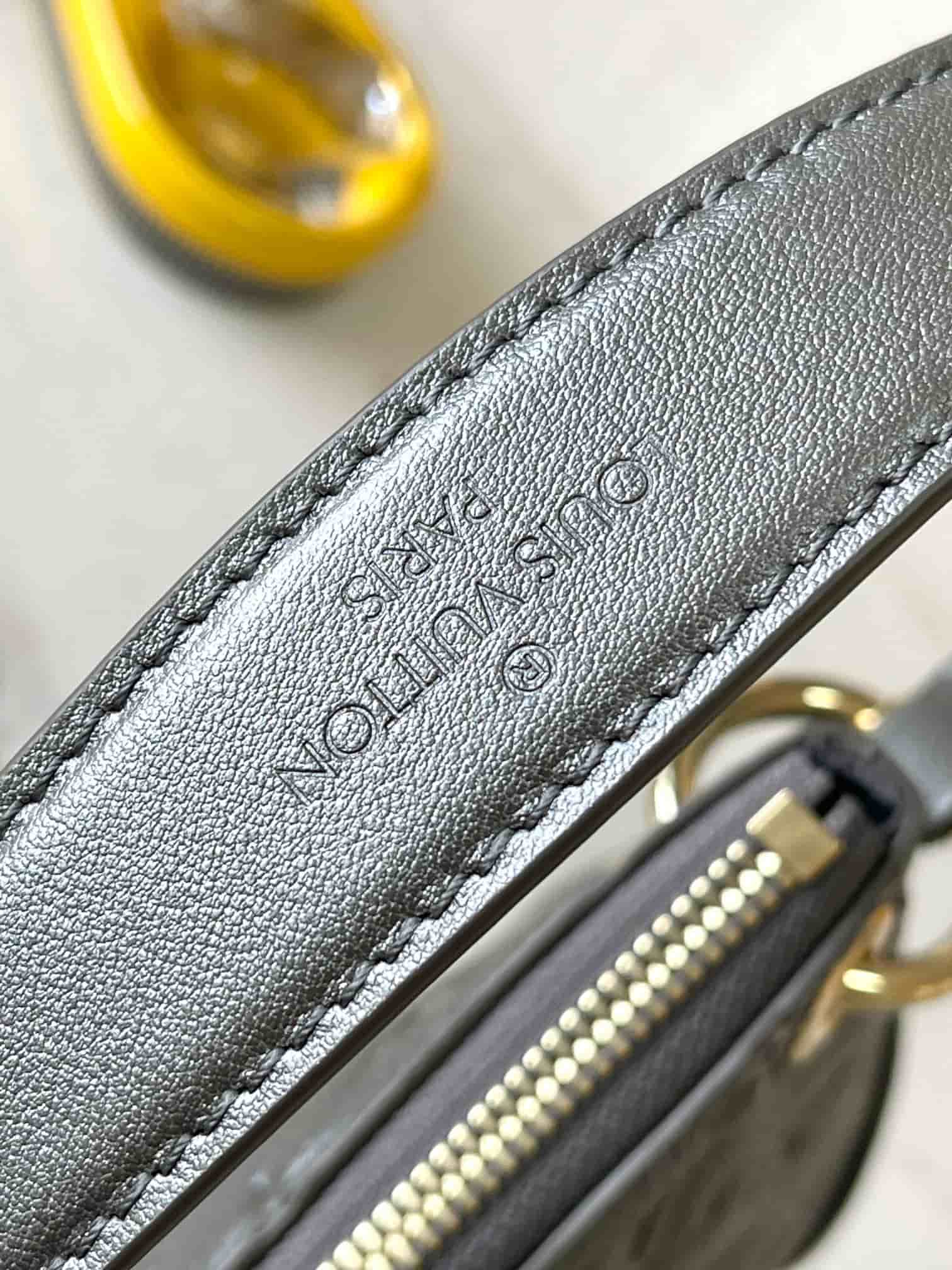 Louis Vuitton Pochette Sèvres Supple grained cowhide leather M12174 Top