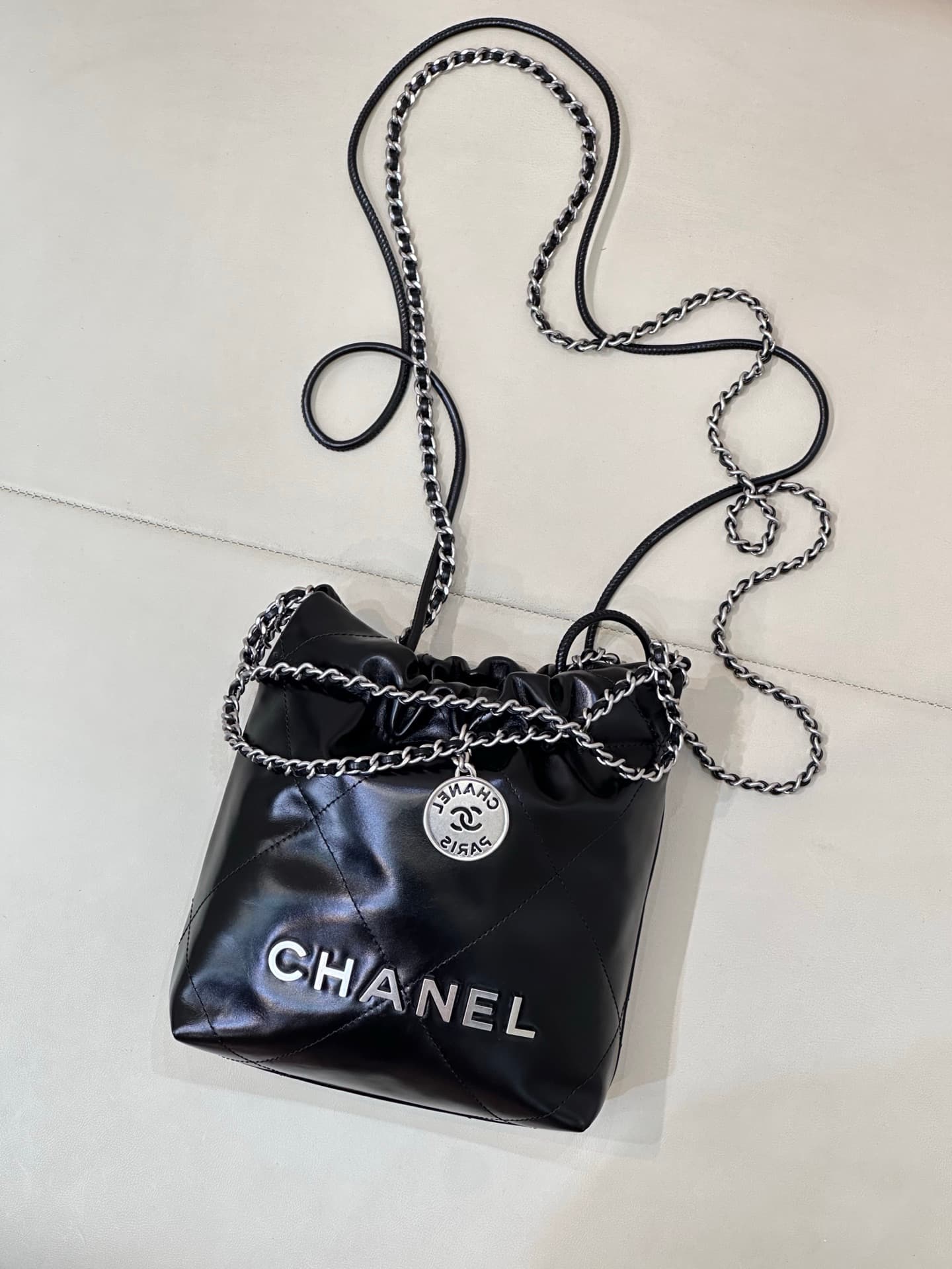 Chanel 22 MINI HANDBAG Shiny Calfskin Black &Silver-Tone Metal AS3980 TOP