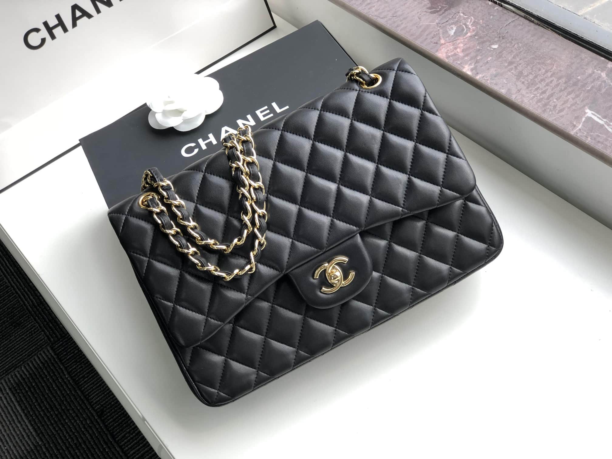 Large CLASSIC HANDBAG Lambskin Gold Metal Black A