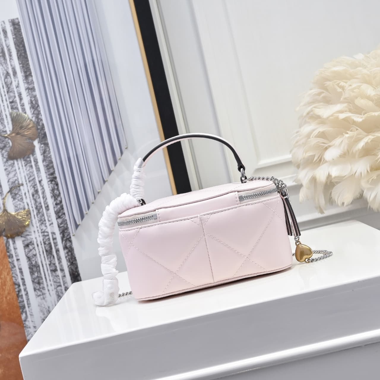 Tory Burch Kira Diamond Quilt Distressed Vanity Case Light Pink Calfskin High