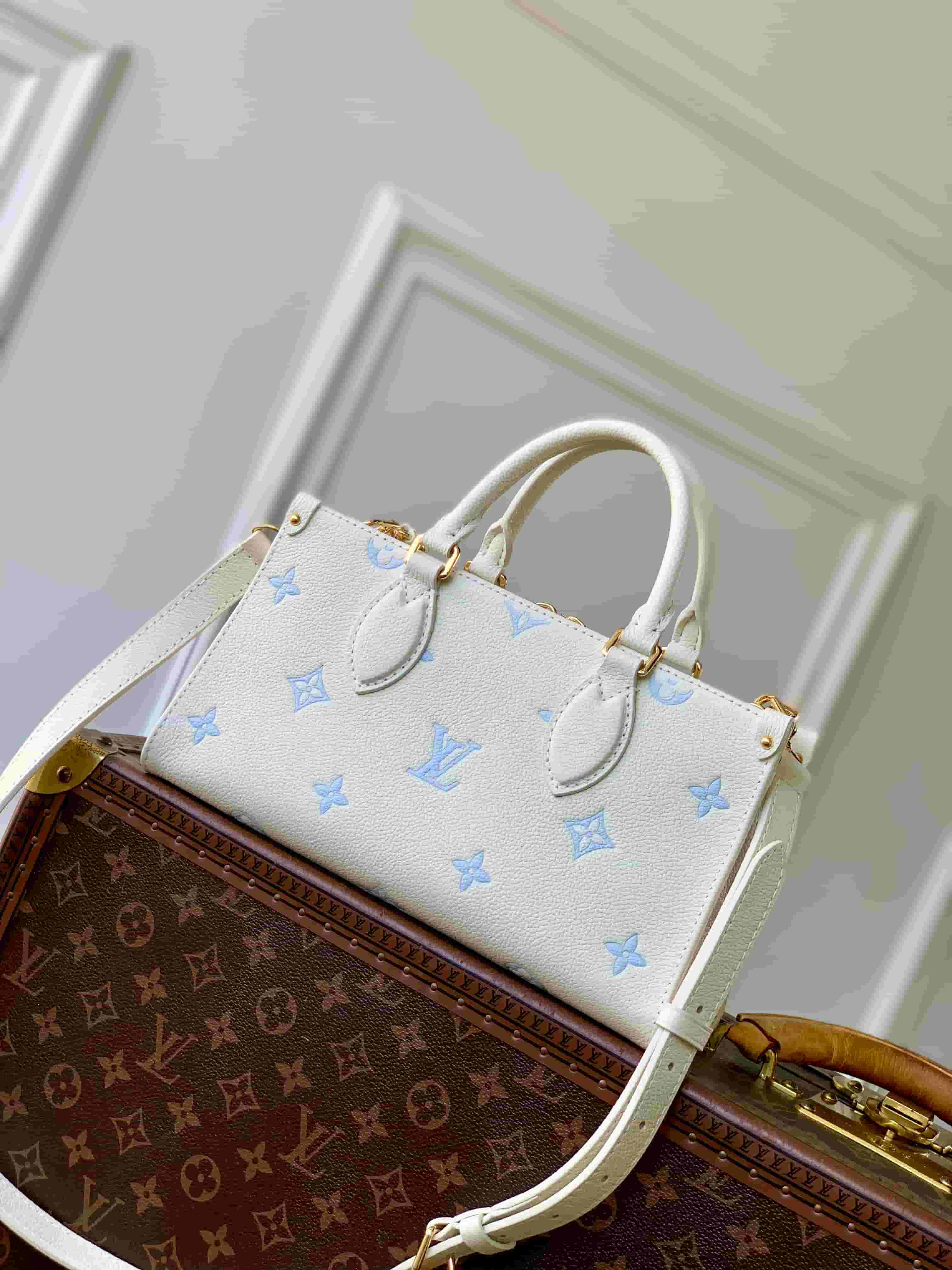 Louis Vuitton OnTheGo East West Milky White/Blue Cowhide leather M27577 High