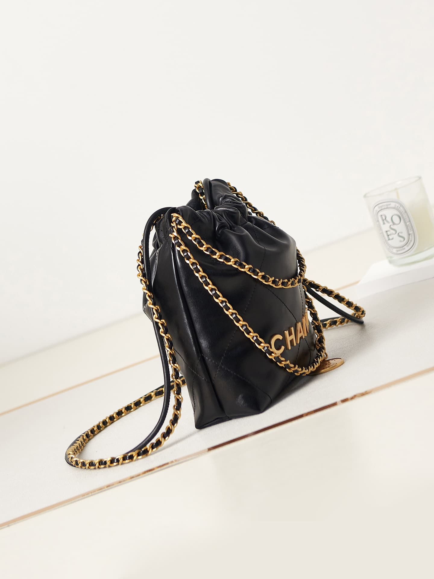 Chanel 22 MINI HANDBAG Shiny Calfskin Black & Gold-Tone Metal AS3980 A