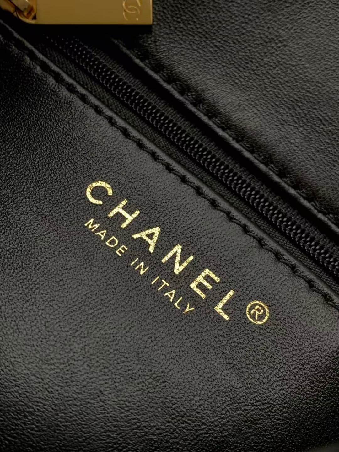 Chanel Mini Shearling Flap Bag in Black lambskin with beige shearling & Gold-Tone Metal AS5148 A