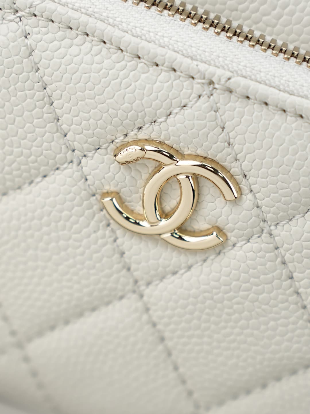 Chanel Business Affinity Bucket Bag Grained Calfskin&Gold-Tone Metal White AS4775 A