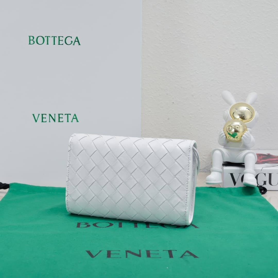 BV Andiamo Clutch Chalk High