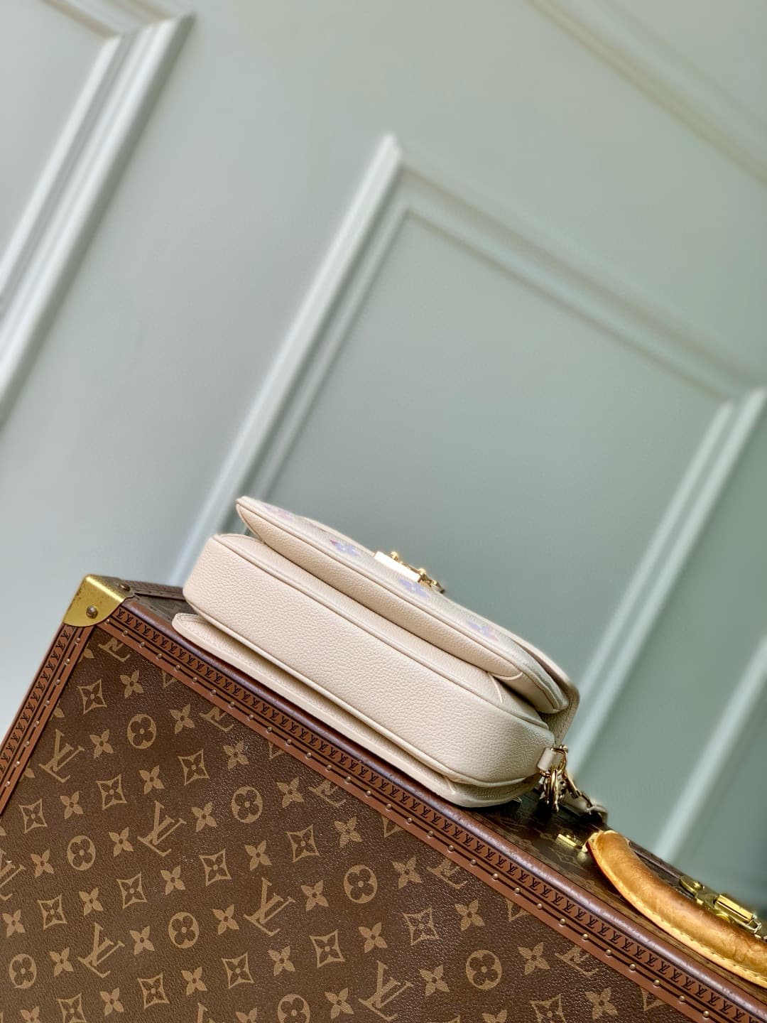 Louis Vuitton Pochette Métis East West Embossed grained cowhide leather M25682 Dream Cream High